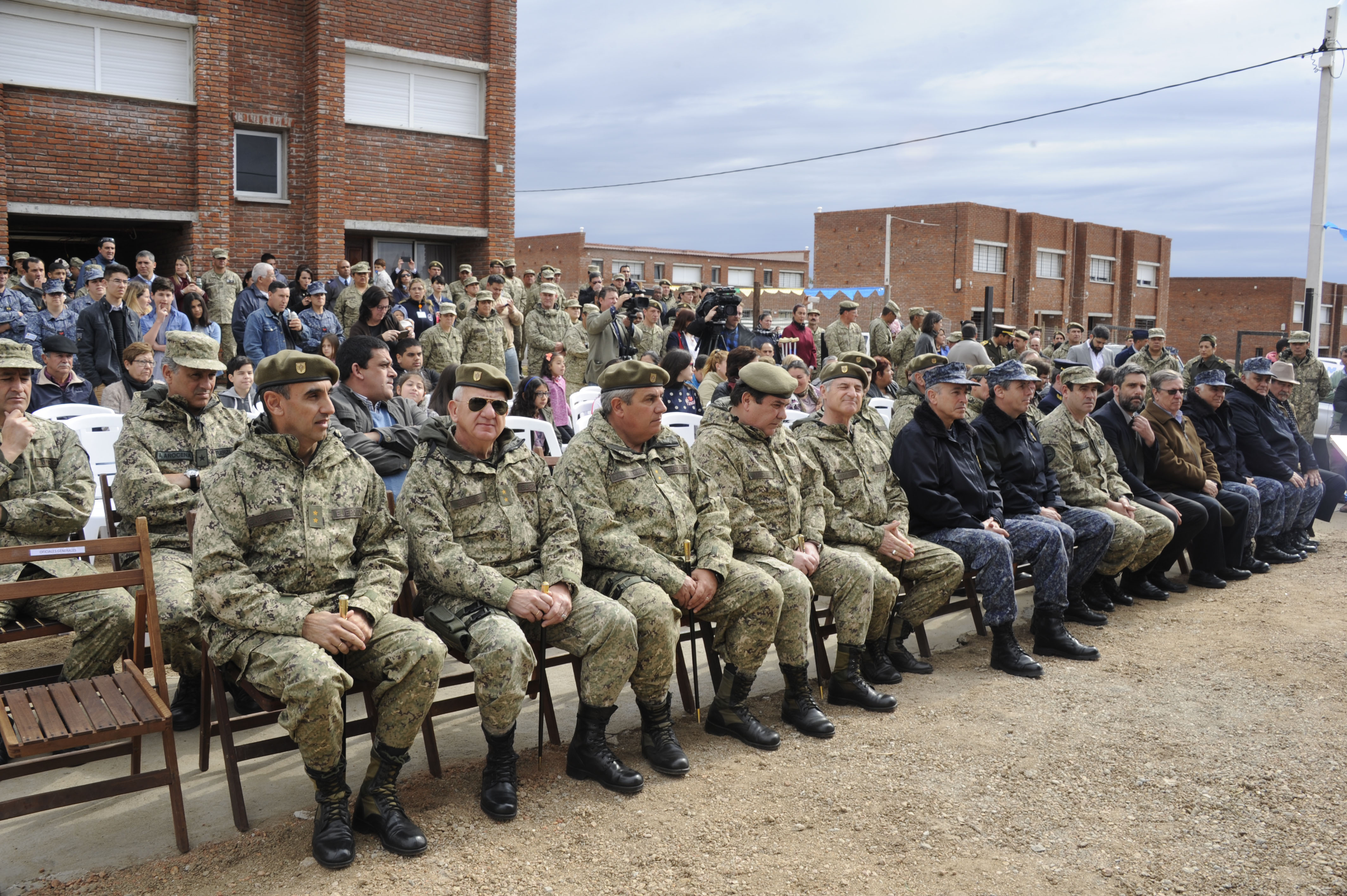 Entrega de viviendas a personal subalterno de las Fuerzas Armadas