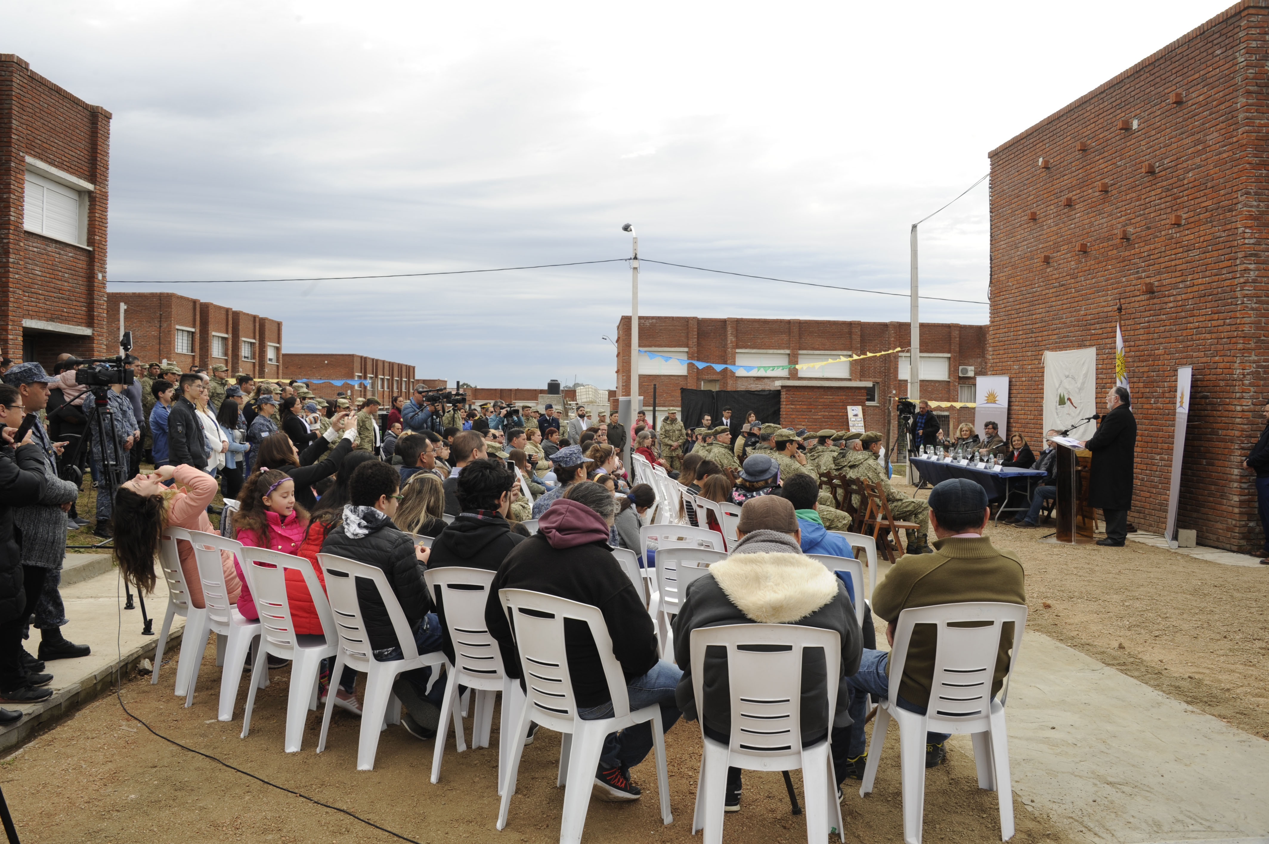 Entrega de viviendas a personal subalterno de las Fuerzas Armadas