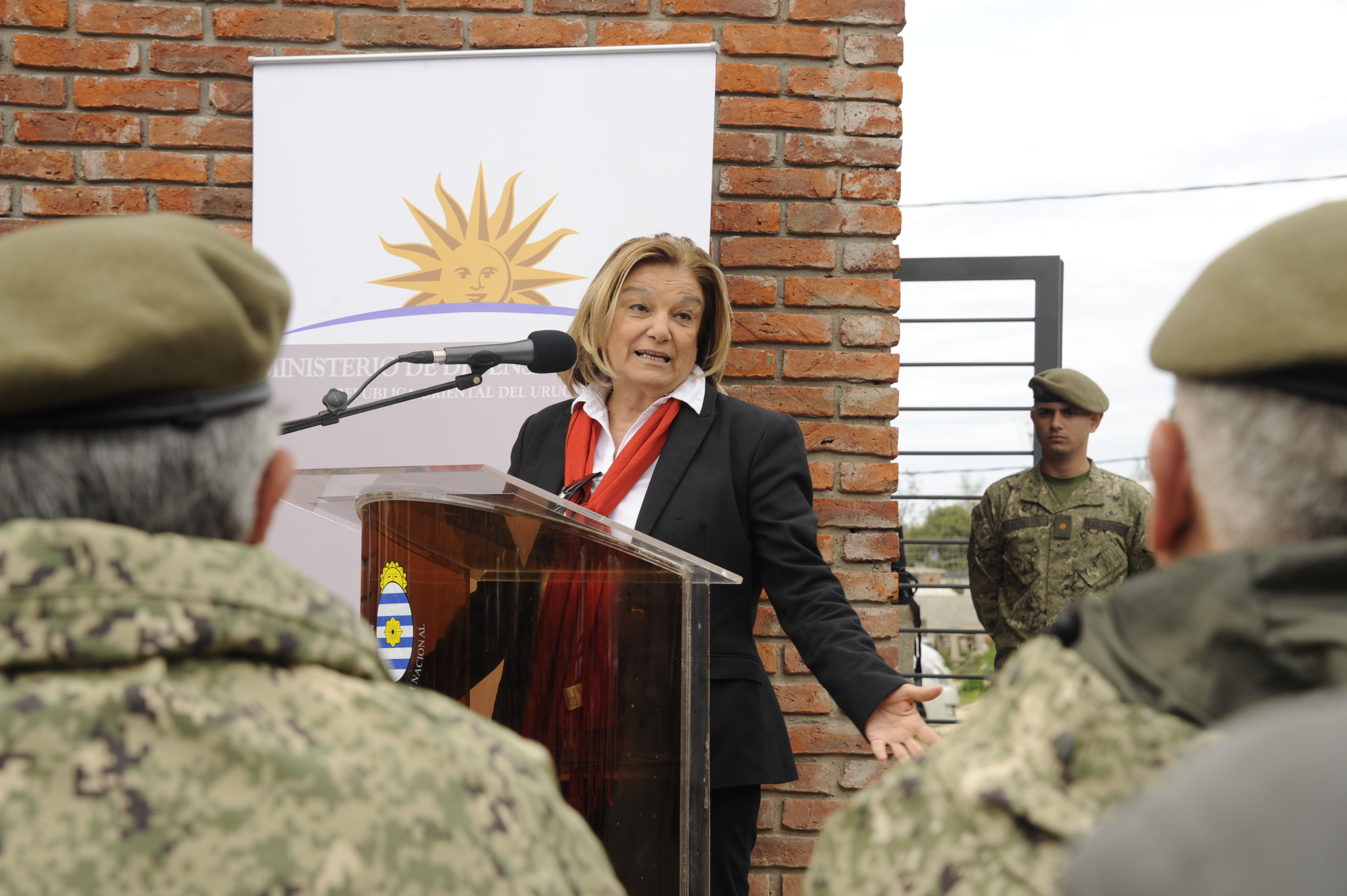 Entrega de viviendas a personal subalterno de las Fuerzas Armadas