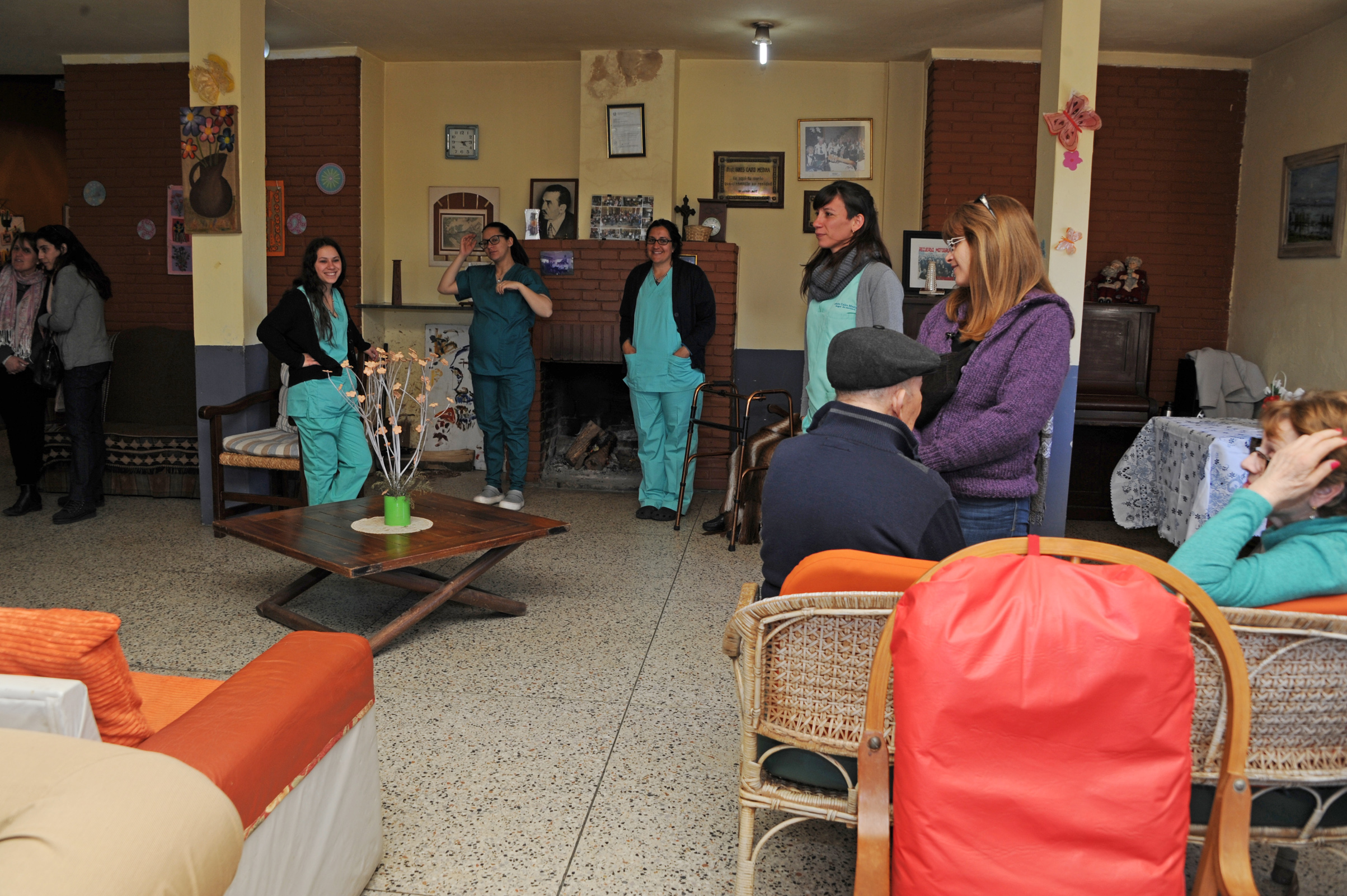 Ministra de Desarrollo Social, Marina Arismendi, visitó el establecimiento de larga estadía para personas mayores Hogar Gines Cairo Medina
