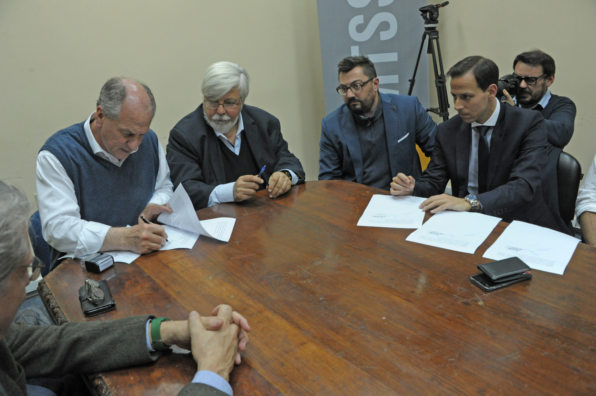 Firma del acuerdo para duplicar horas de servicio policial 222