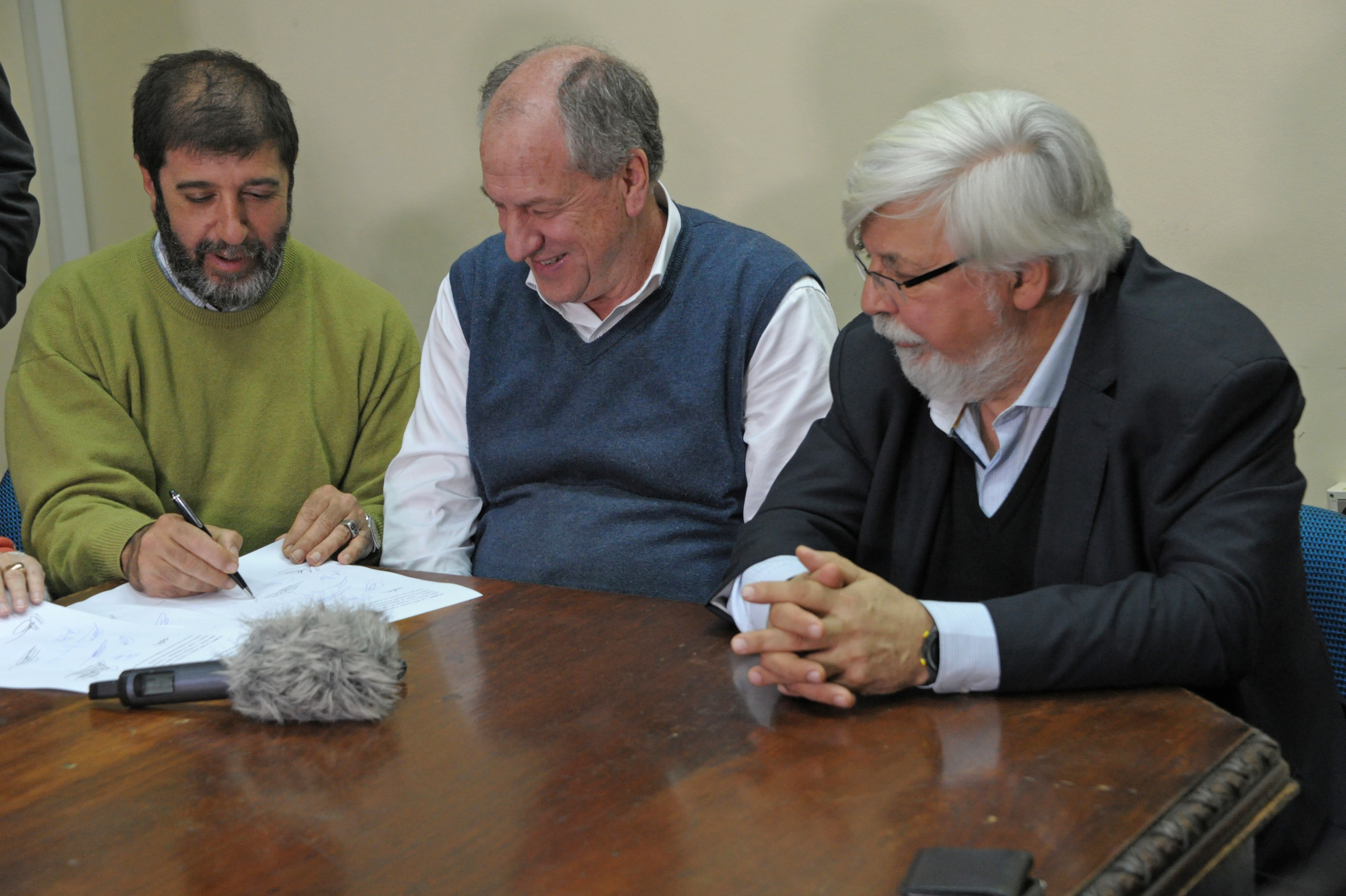 Firma del acuerdo para duplicar horas de servicio policial 222