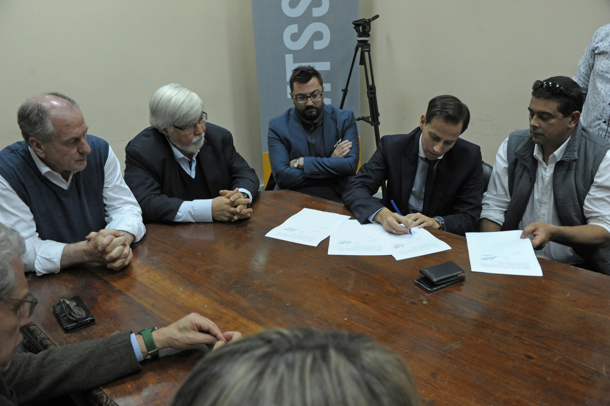 Firma del acuerdo para duplicar horas de servicio policial 222