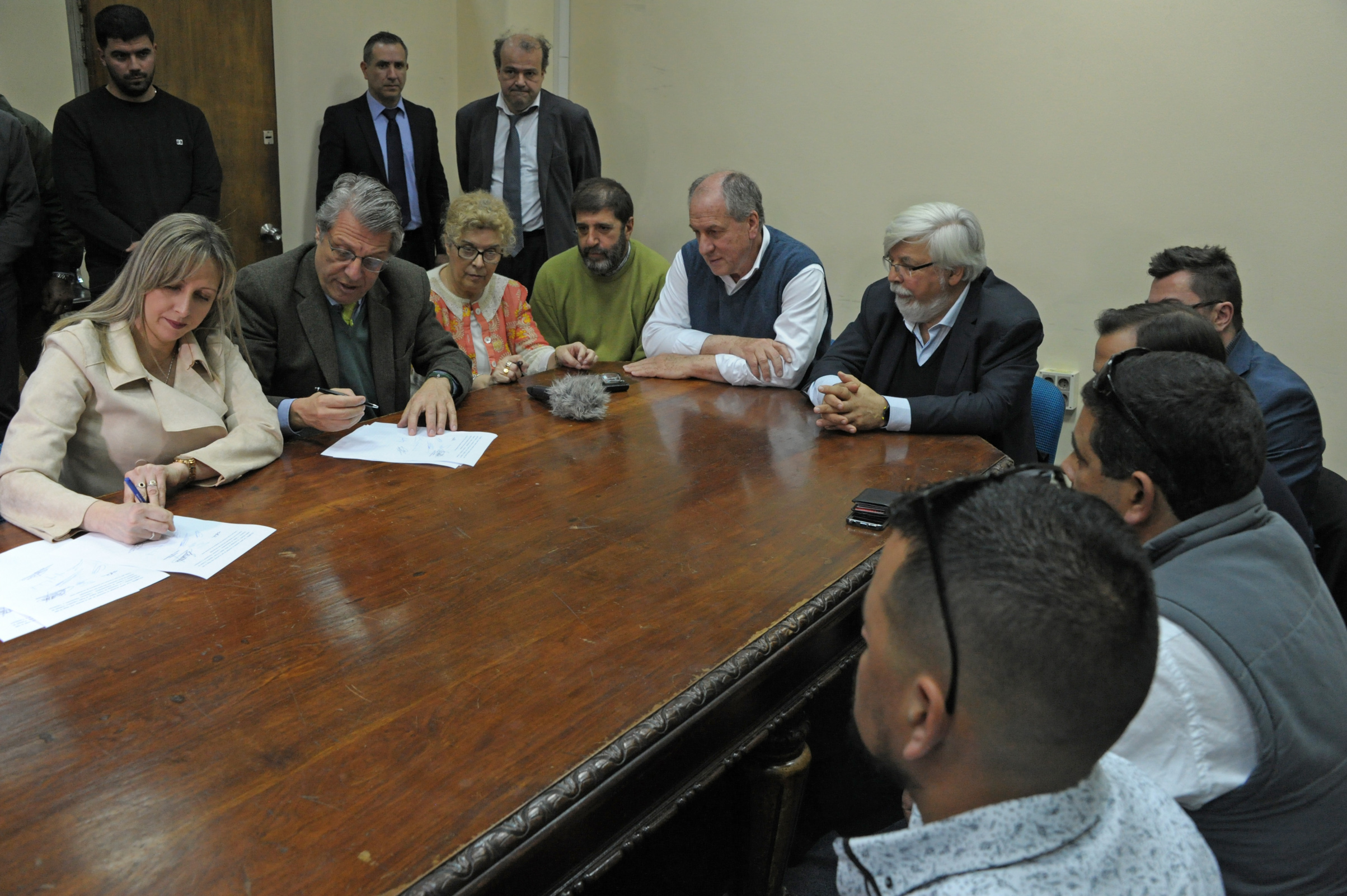Firma del acuerdo para duplicar horas de servicio policial 222