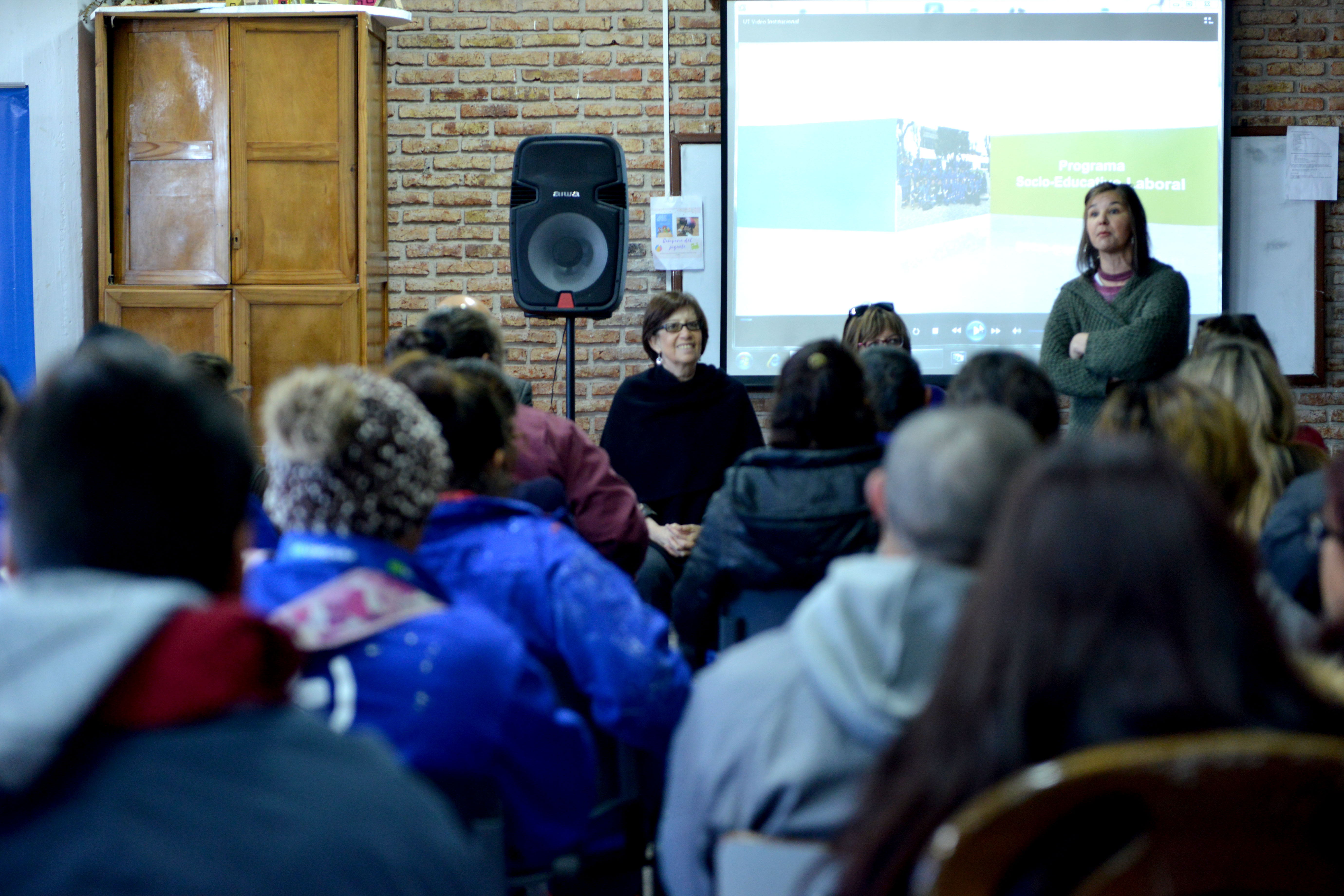 Marina Arismendi con participantes del Programa Uruguay Trabaja