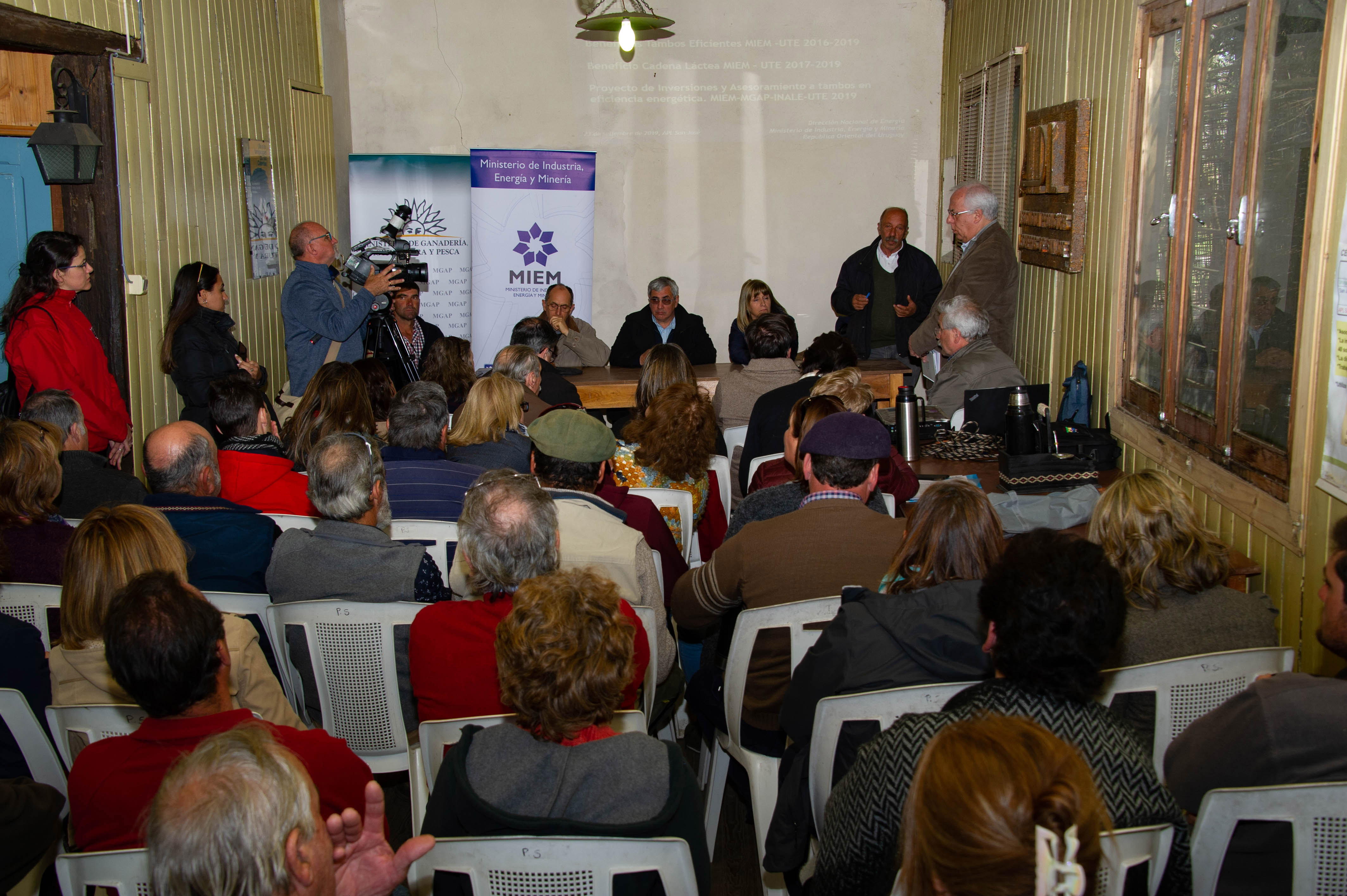 Acto de firma de un convenio con productores lecheros