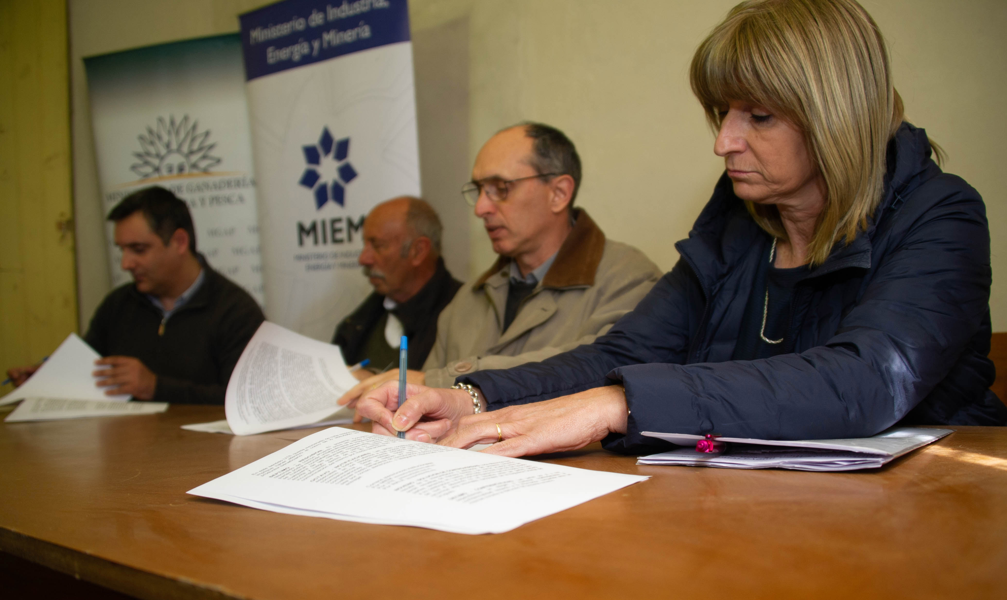 Acto de firma de un convenio con productores lecheros