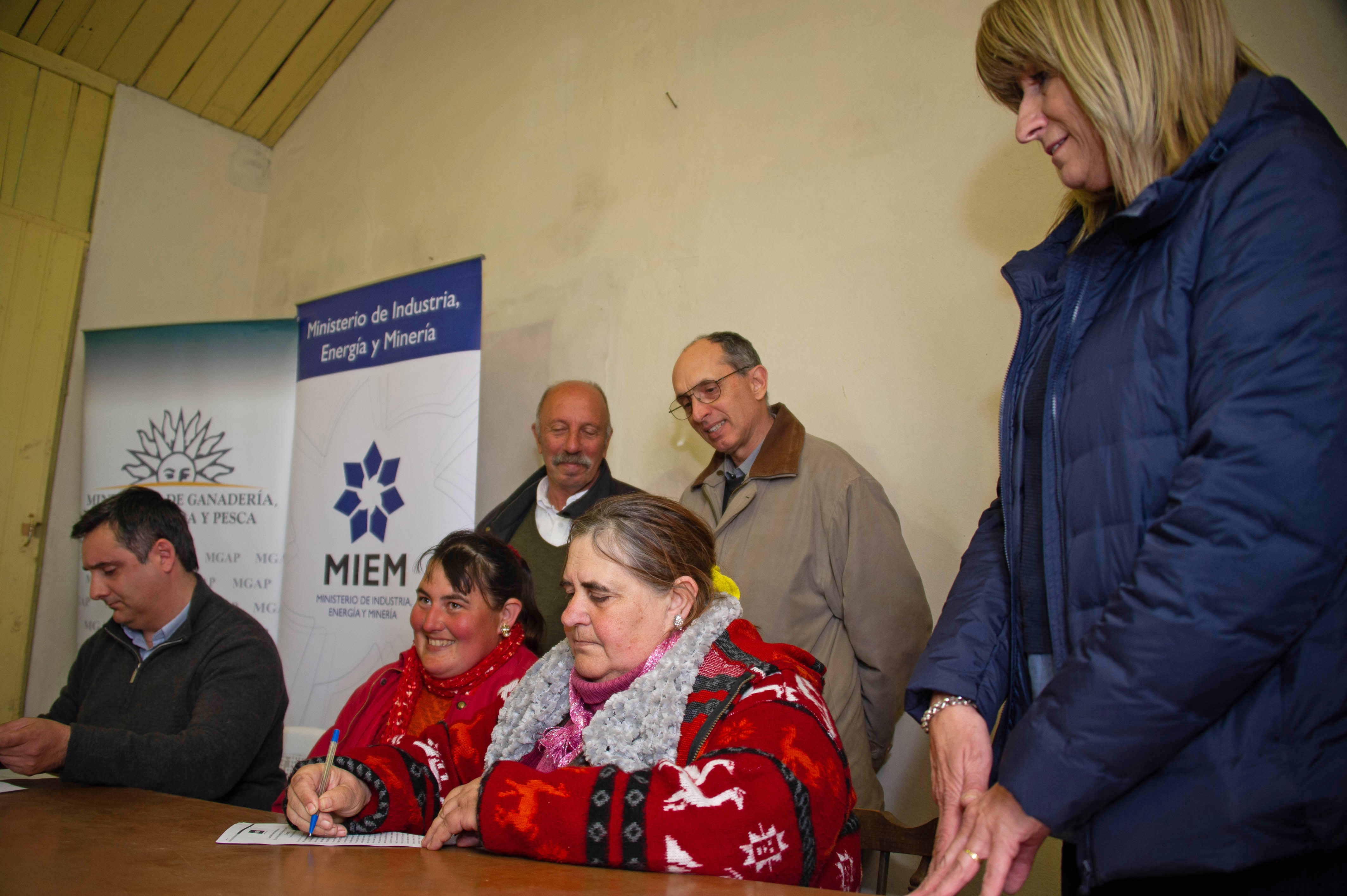 Acto de firma de un convenio con productores lecheros