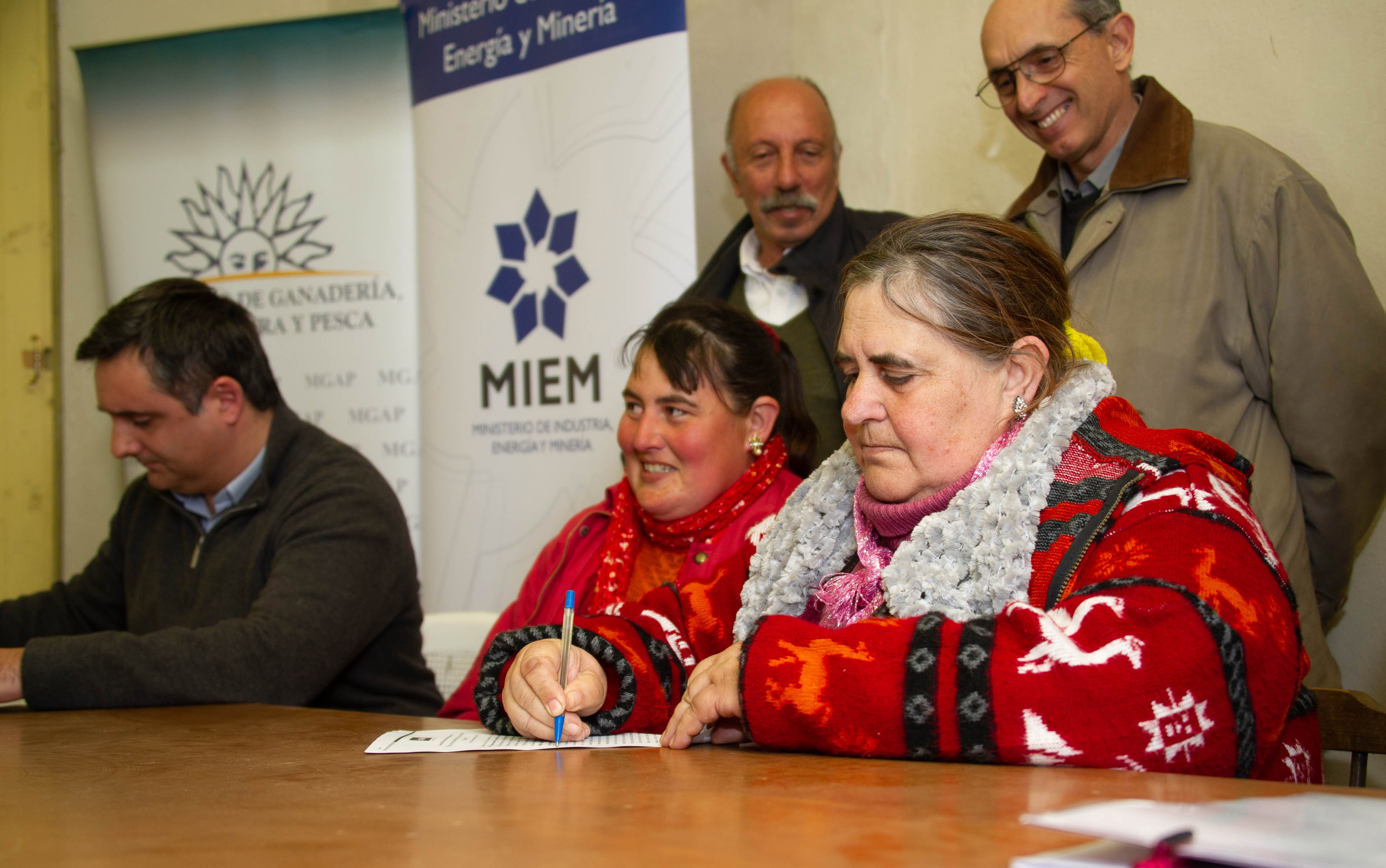 Acto de firma de un convenio con productores lecheros