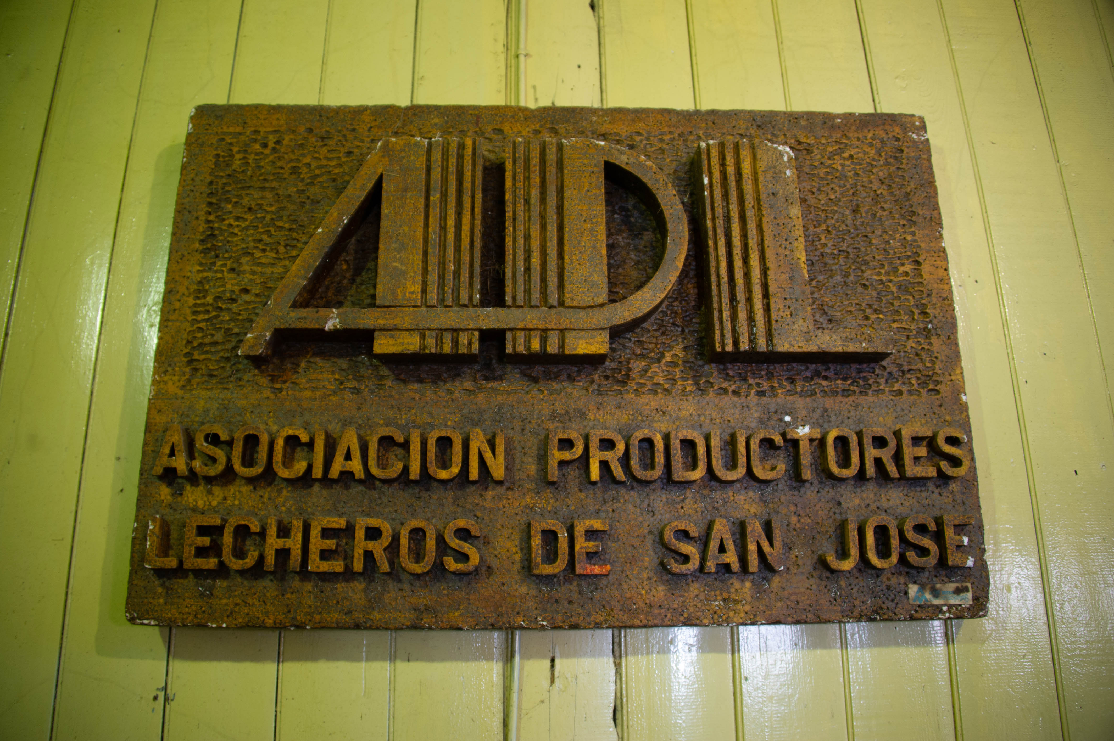 Acto de firma de un convenio con productores lecheros