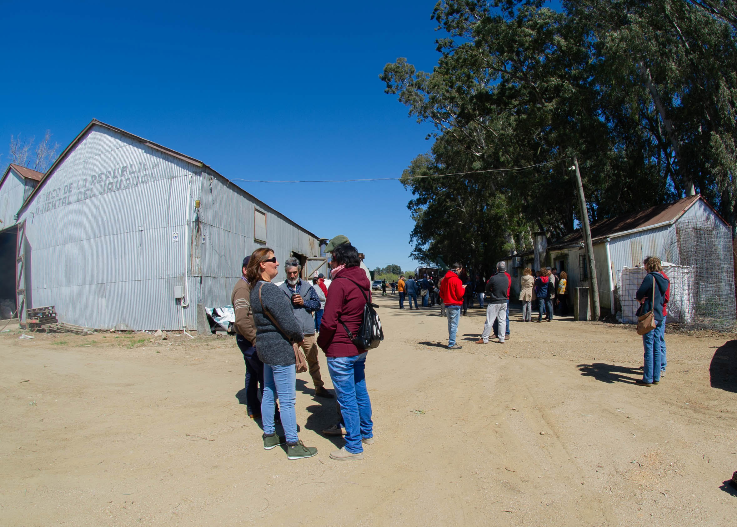 Acto de firma de un convenio con productores lecheros