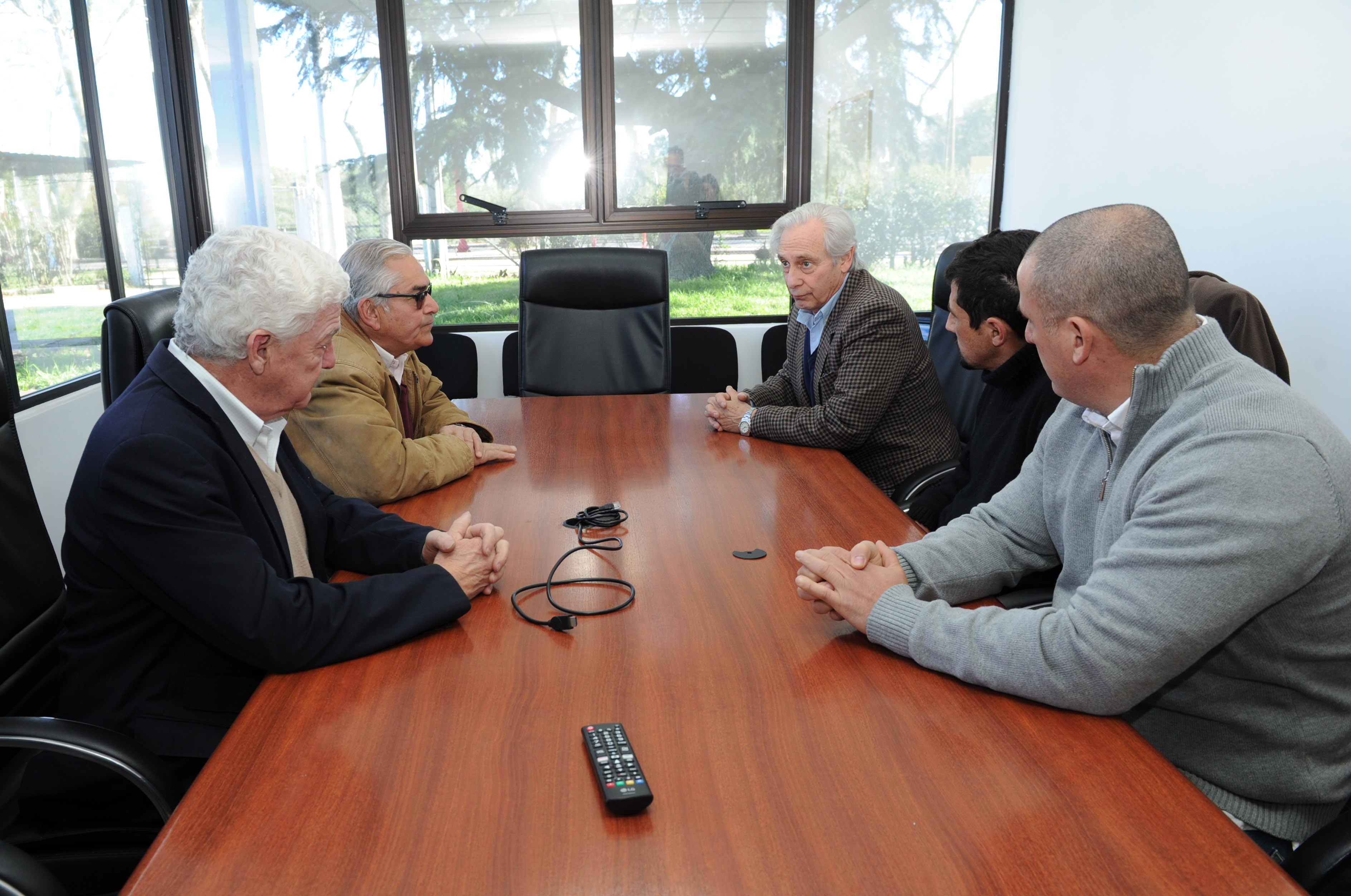 Ministro Enzo Benech y presidente del INAC, Federico Stanham, reunidos con representantes del frigorífico Florida