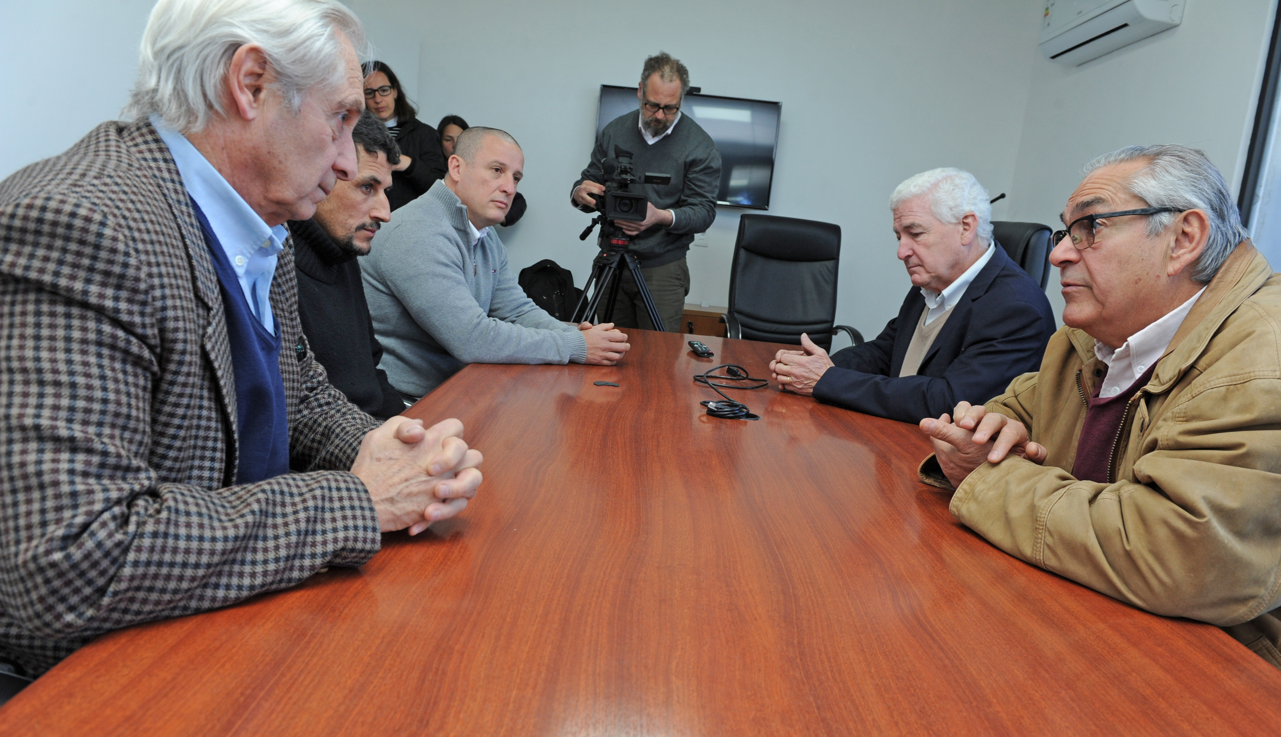 Ministro Enzo Benech y presidente del INAC, Federico Stanham, reunidos con representantes del frigorífico Florida