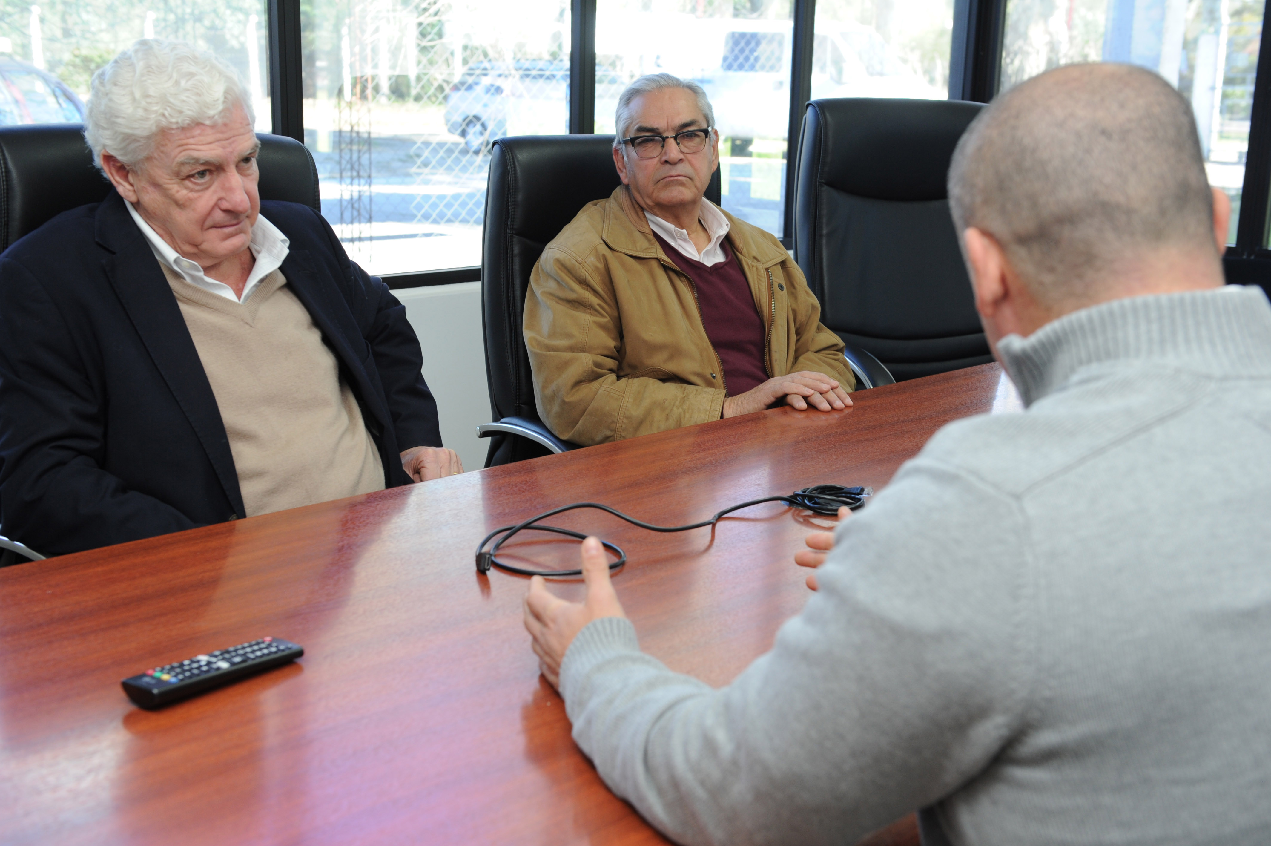 Ministro Enzo Benech y presidente del INAC, Federico Stanham, reunidos con representantes del frigorífico Florida