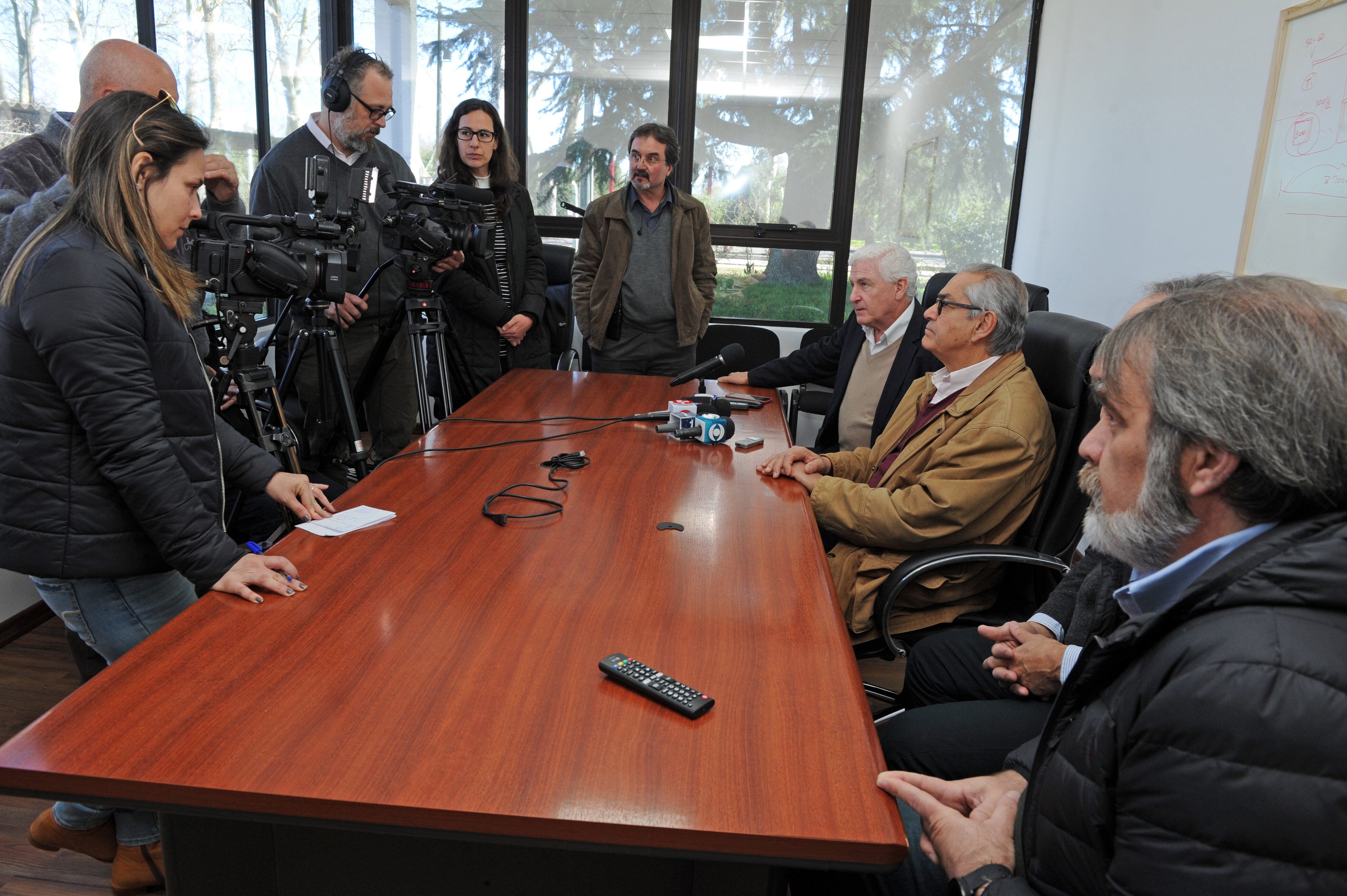 Ministro Enzo Benech y presidente del INAC, Federico Stanham, reunidos con representantes del frigorífico Florida