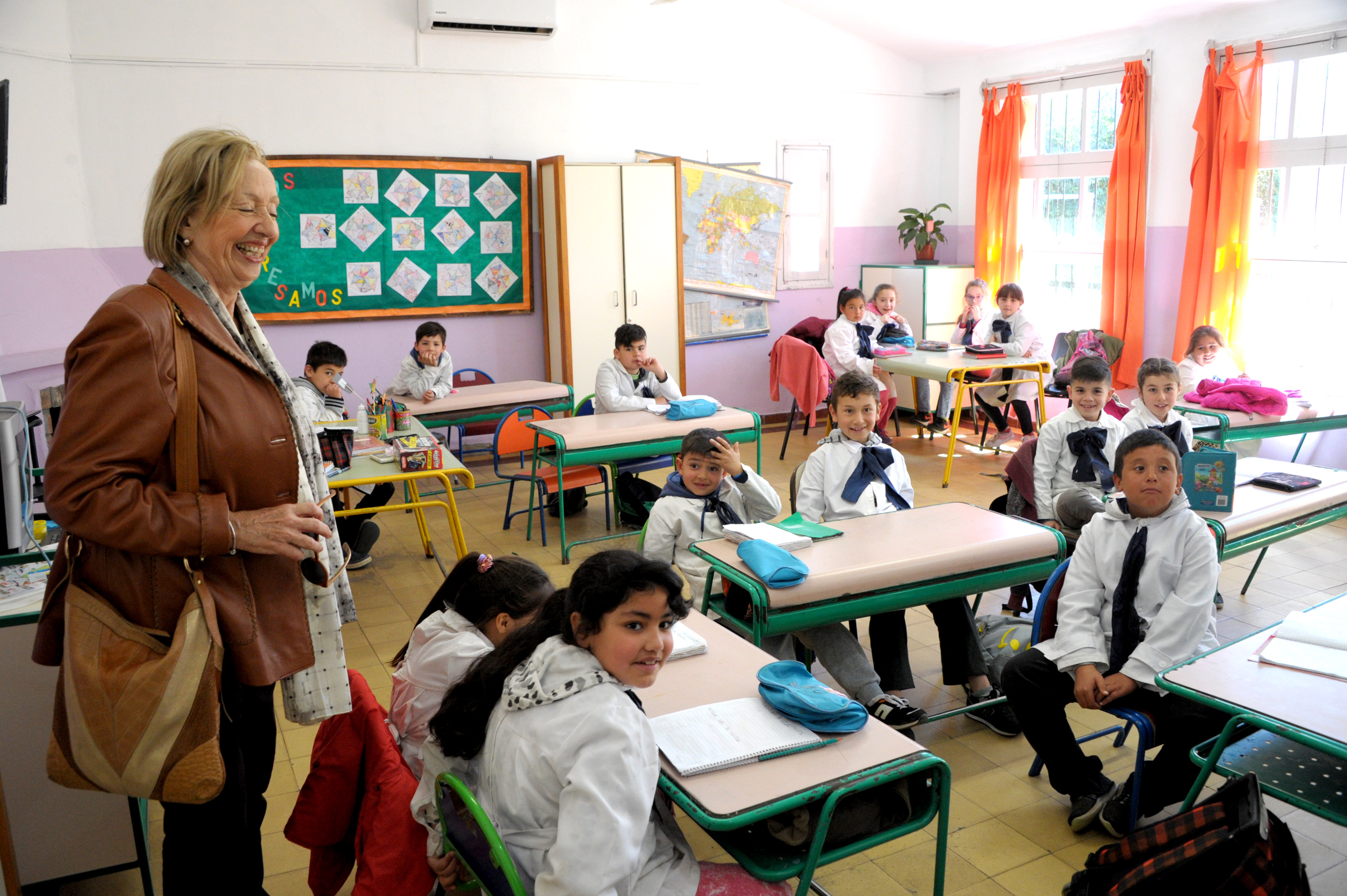 La ministra María Julia Muñoz visitó la escuela rural n.º 27 en Flores