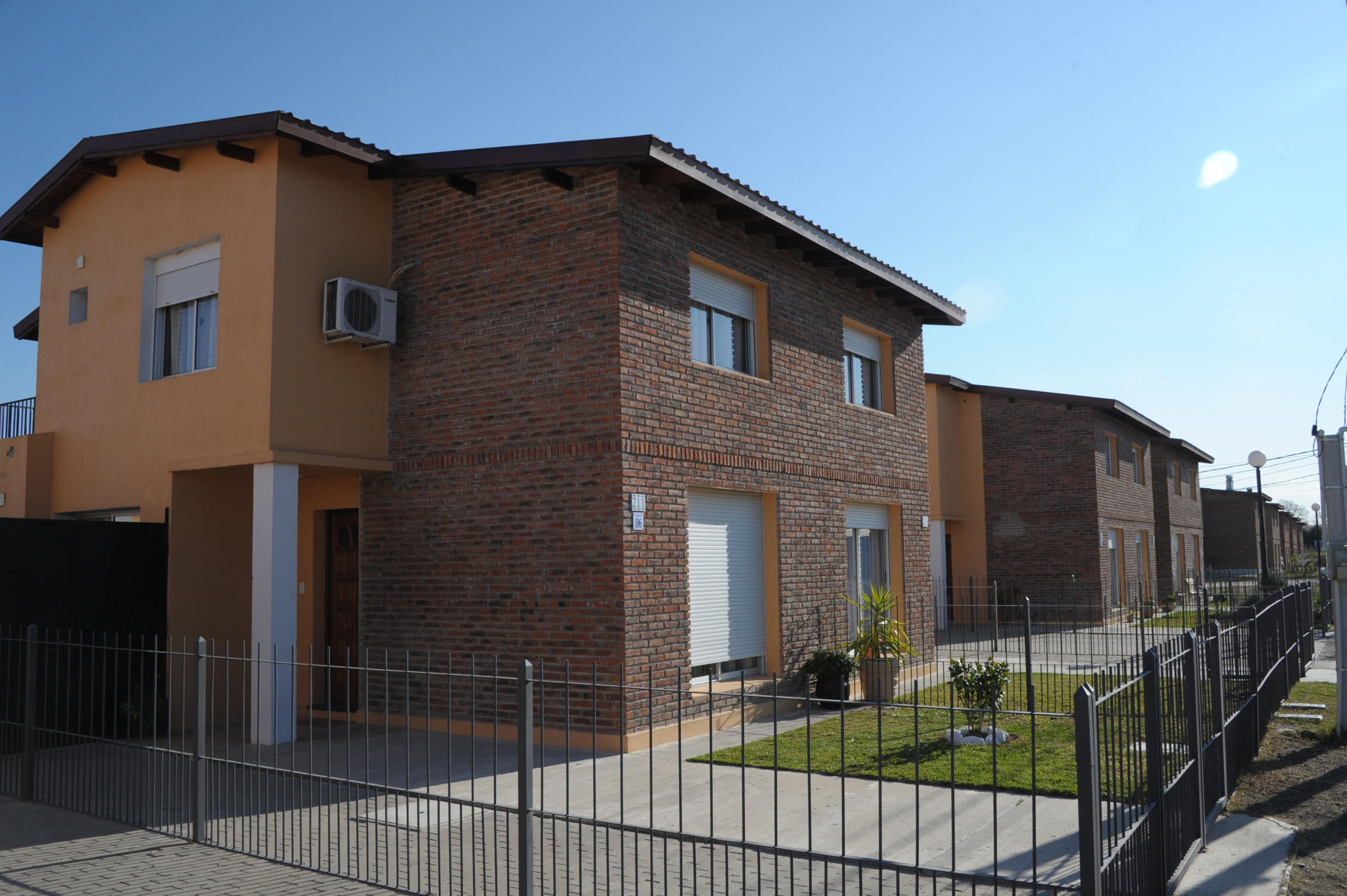 Recorrida de autoridades por casas construidas por el Ministerio de Vivienda en Florida