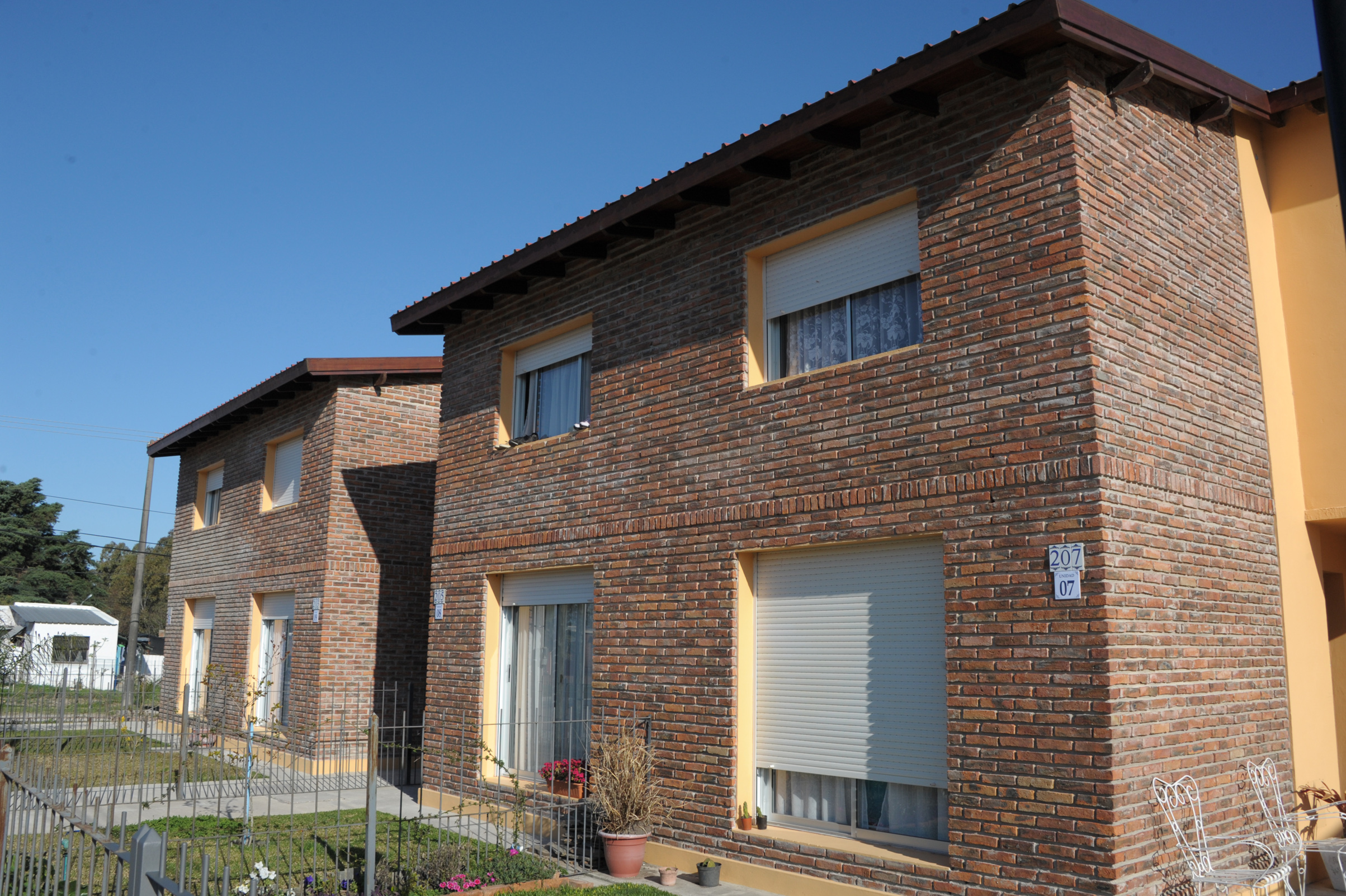 Recorrida de autoridades por casas construidas por el Ministerio de Vivienda en Florida