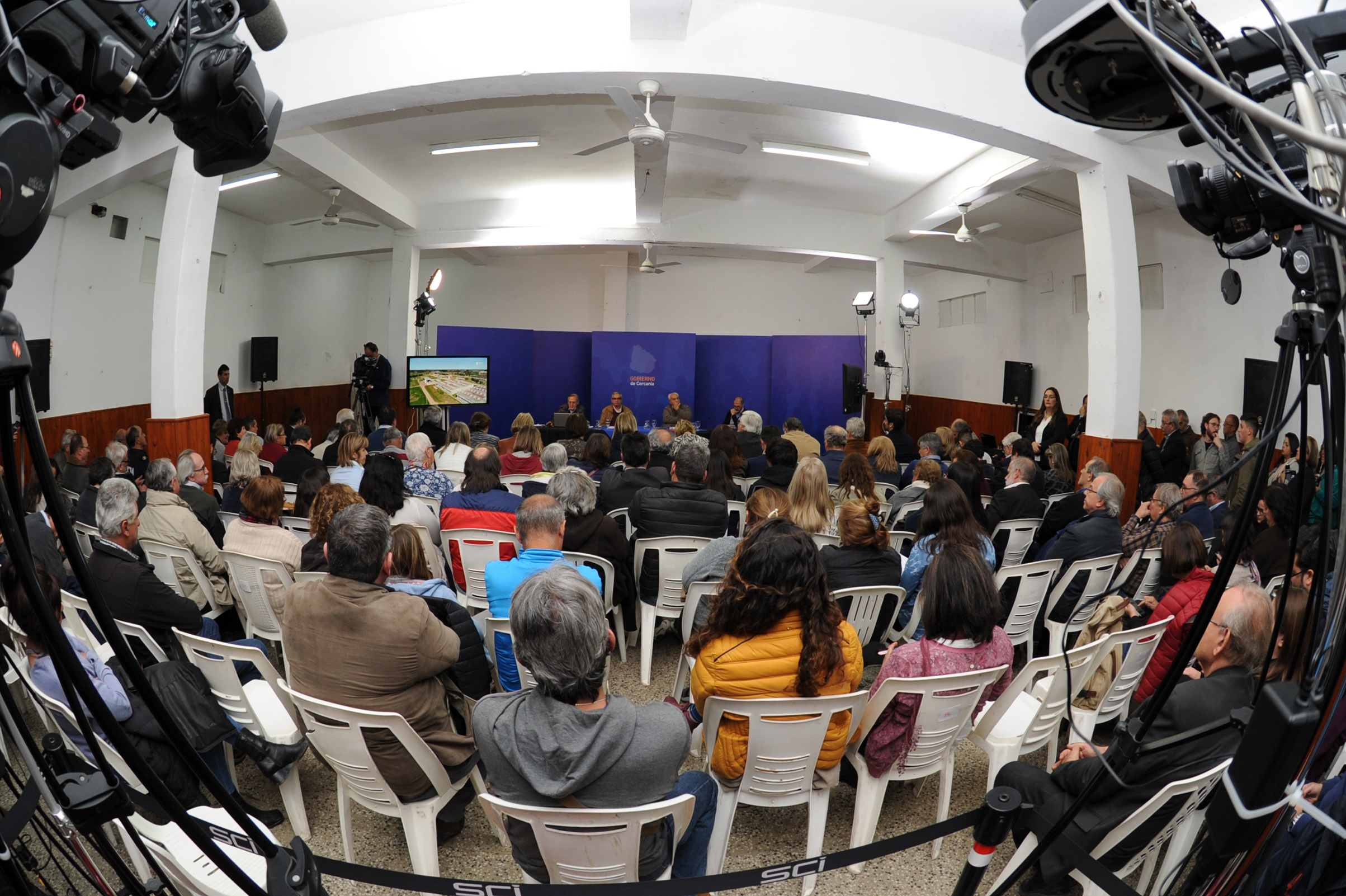 Autoridades y público en conferencia de Gobierno de Cercanía