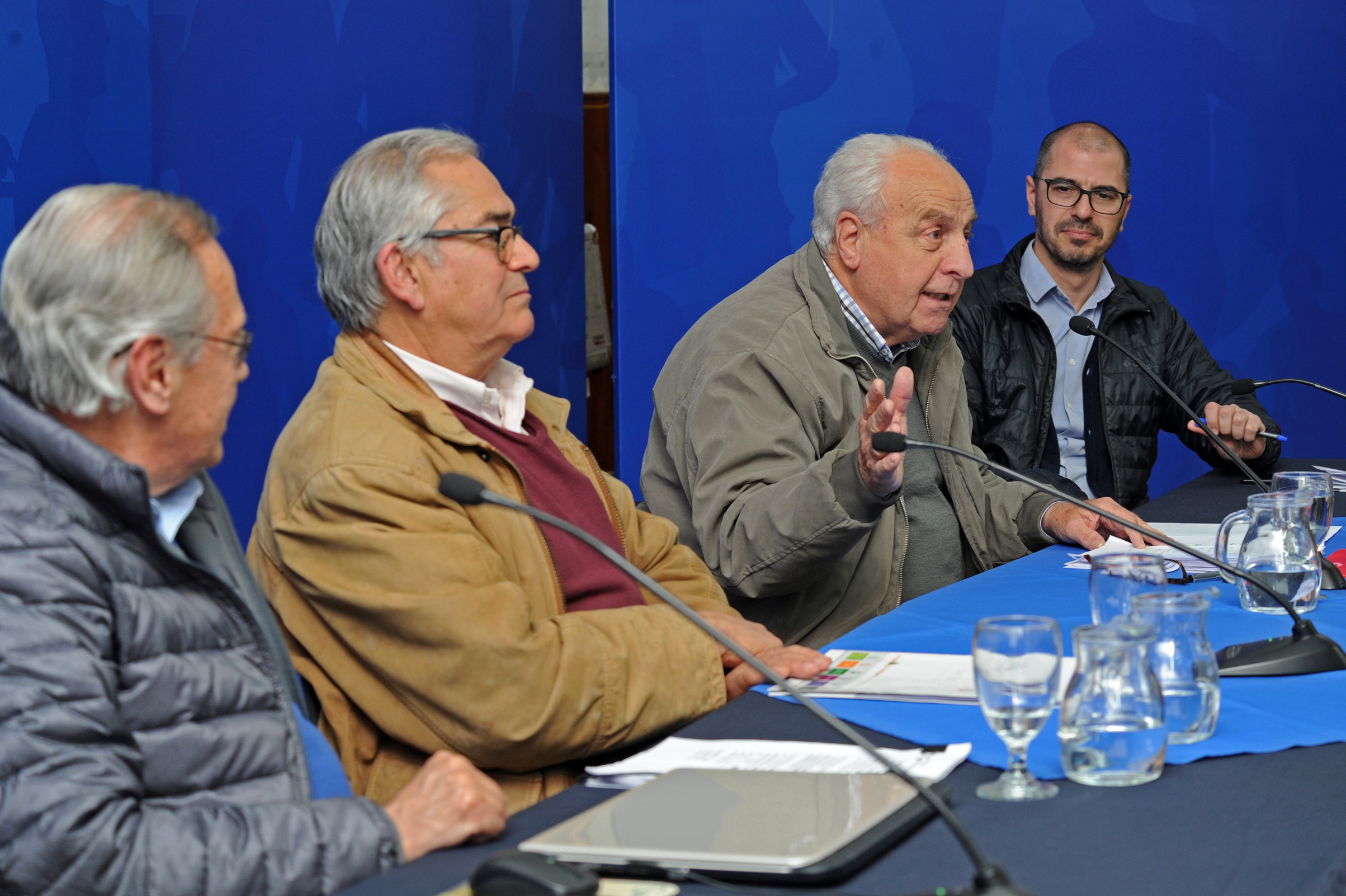 Ministro de Transporte y Obras Públicas, Víctor Rossi, dirigiéndose a los presentes
