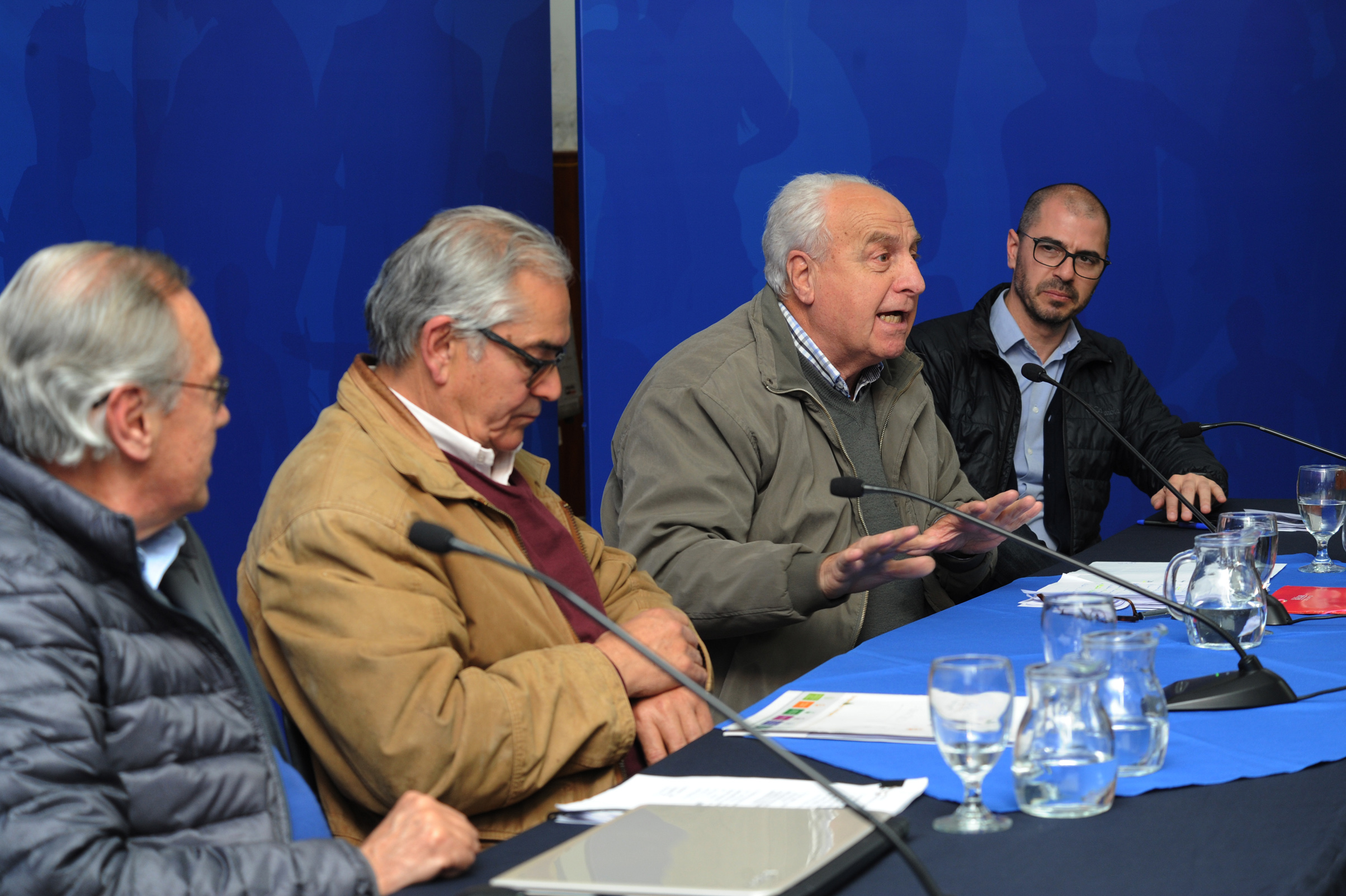 Ministro de Transporte y Obras Públicas, Víctor Rossi, dirigiéndose a los presentes