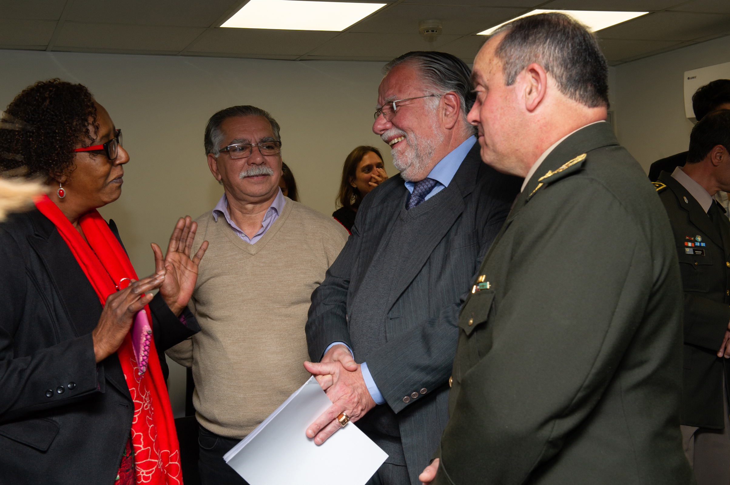 Autoridades previo al inicio de la firma de convenio