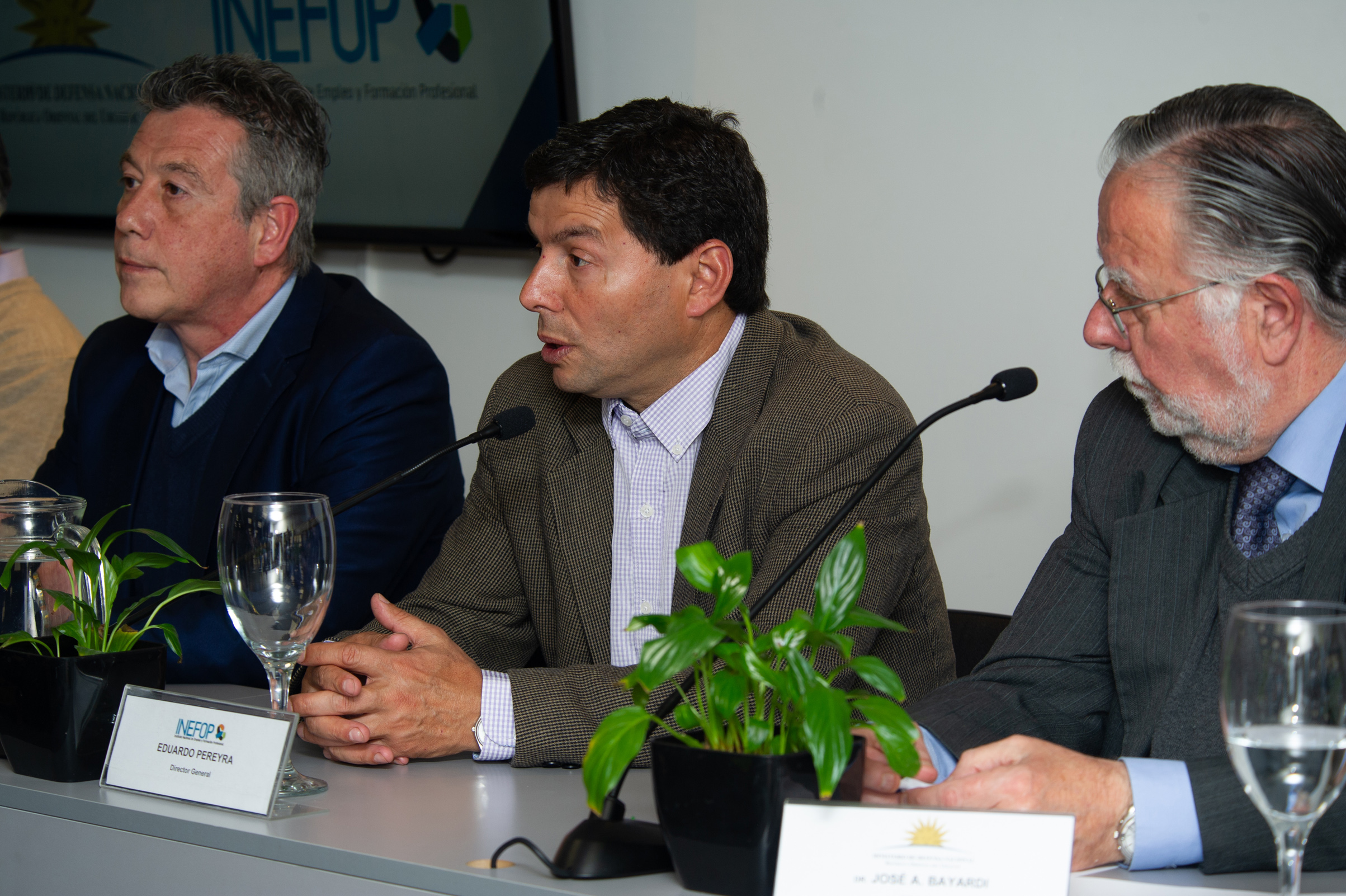 Conferencia y firma de convenio entre Ministerio de Defensa Nacional e Inefop