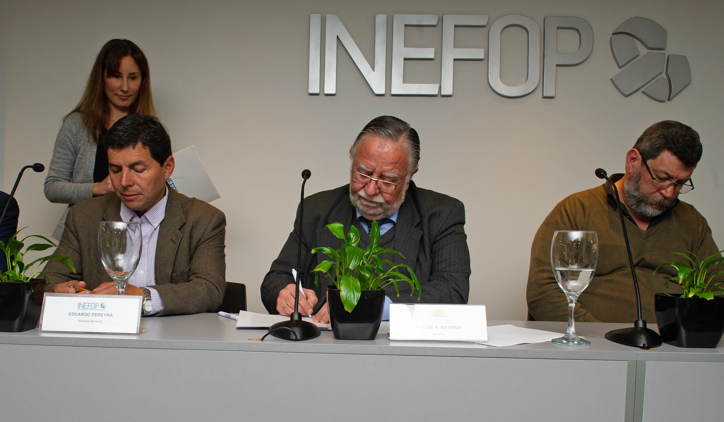 Conferencia y firma de convenio entre Ministerio de Defensa Nacional e Inefop