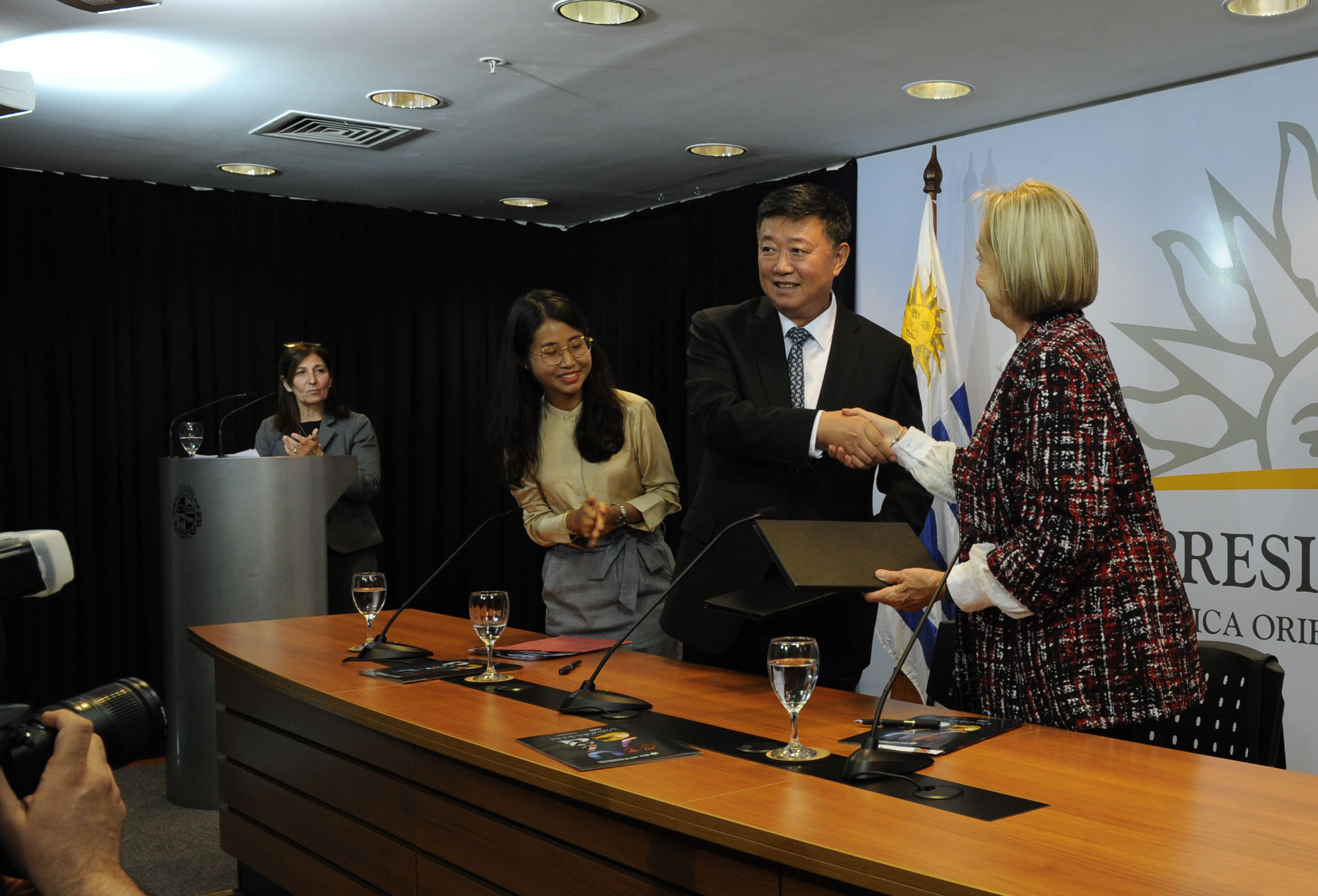 Firma de memorando de entendimiento sobre cooperación cultural con la ciudad de Qingado provincia de Shandong de la República Popular China
