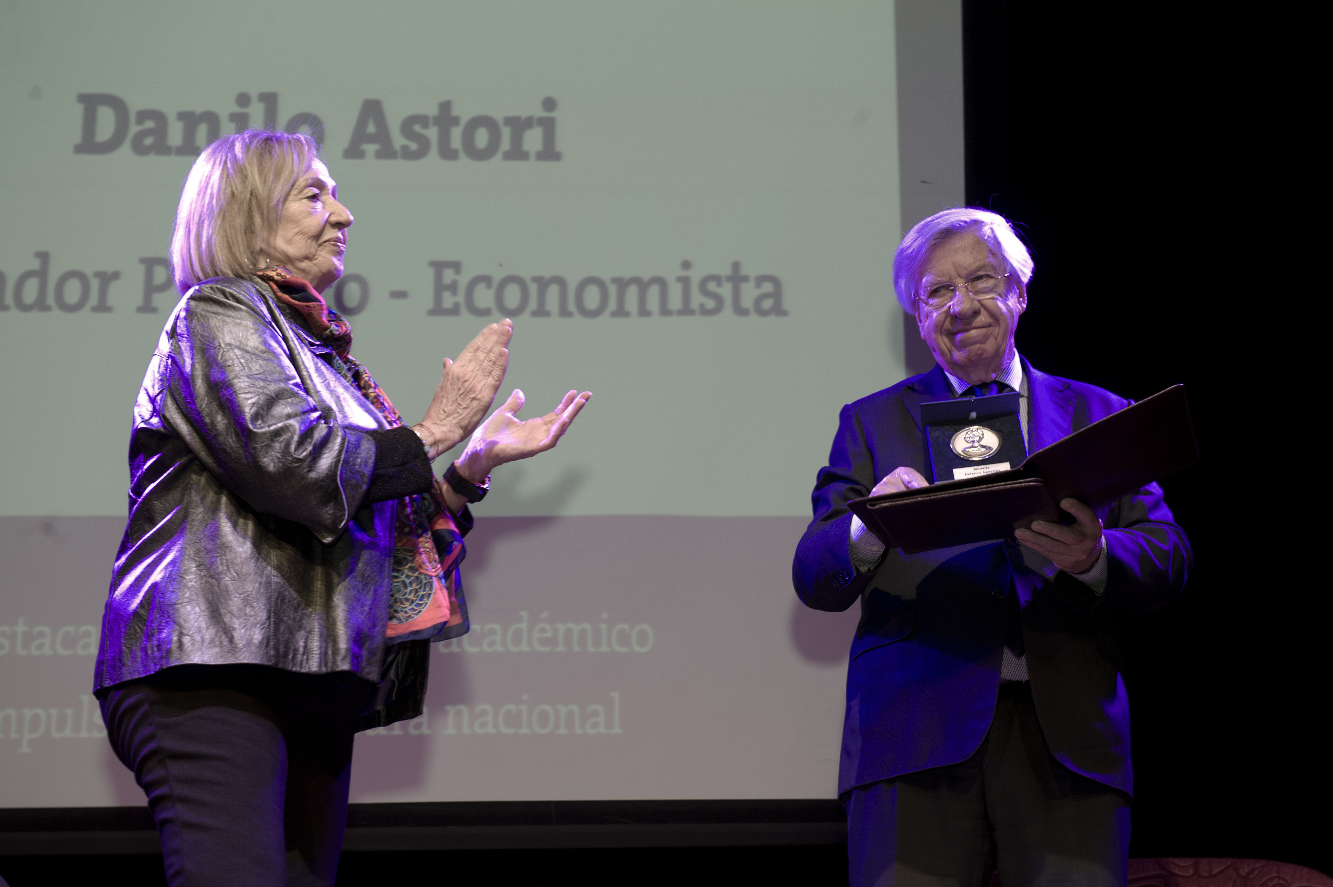 María Julia Muñoz hace entrega de la medalla Delmira Agustini a Danilo Astori