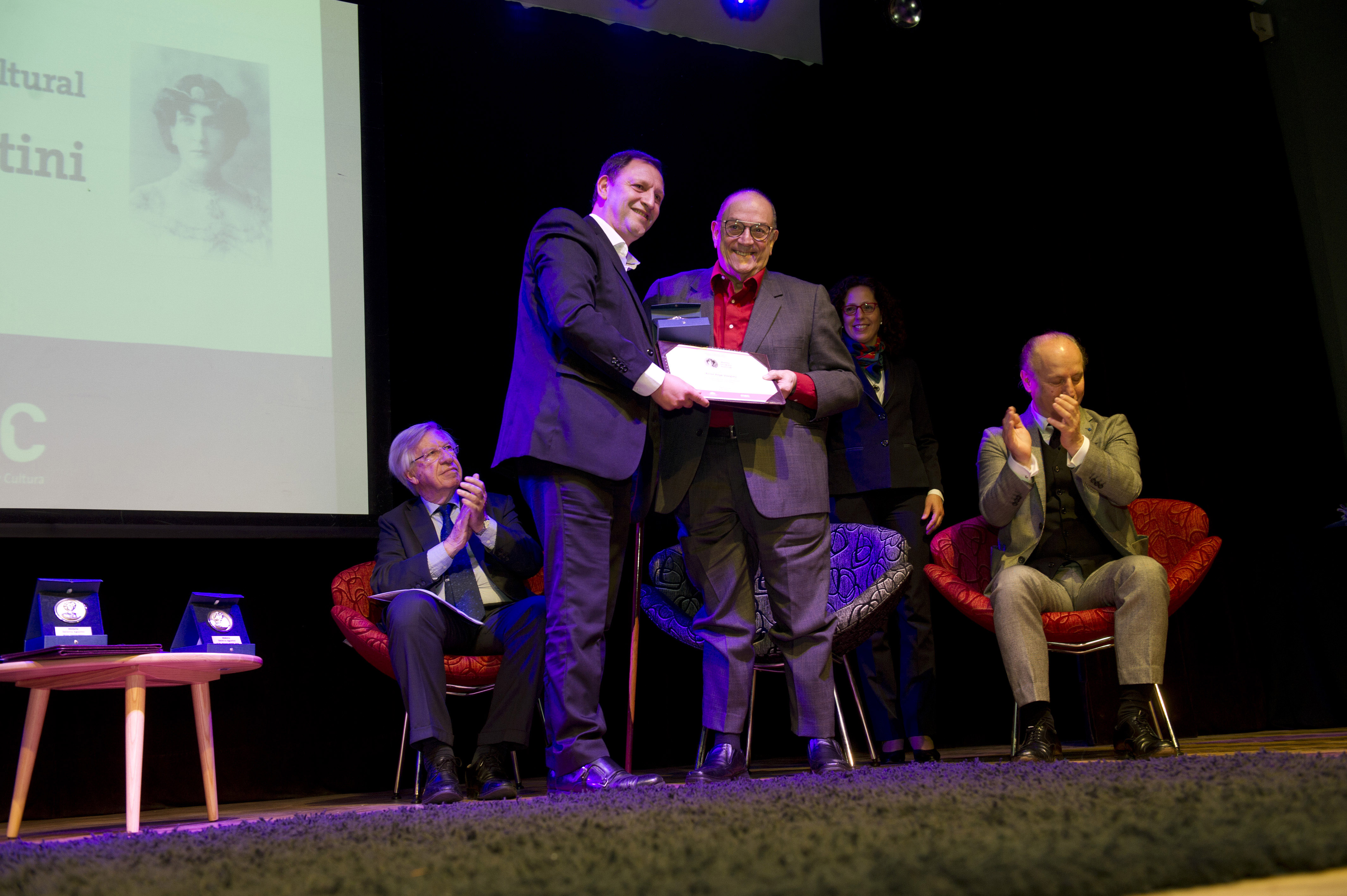 Pepe Vázquez recibe la medalla Delmira Agustini