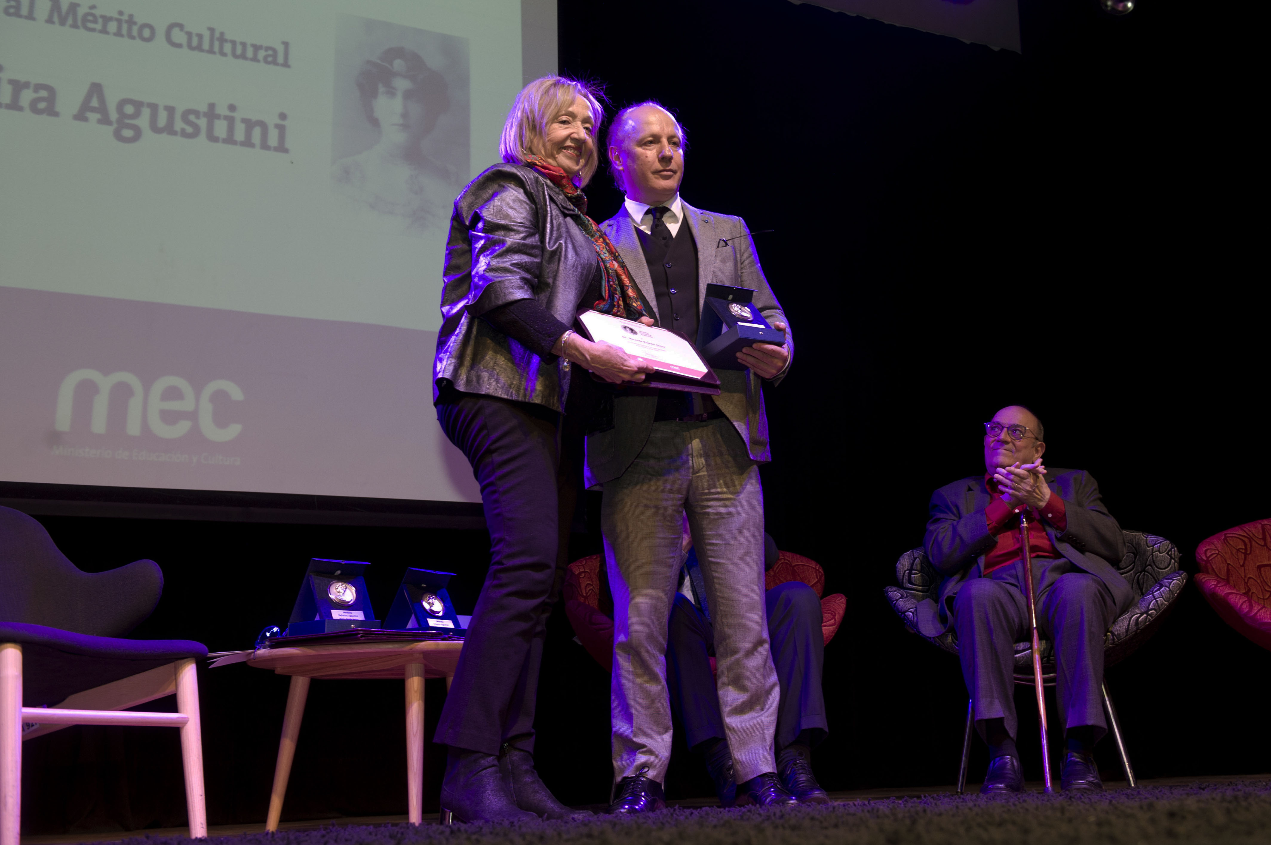 María Julia Muñoz hace entrega de la medalla Delmira Agustini a Ricardo Jarne
