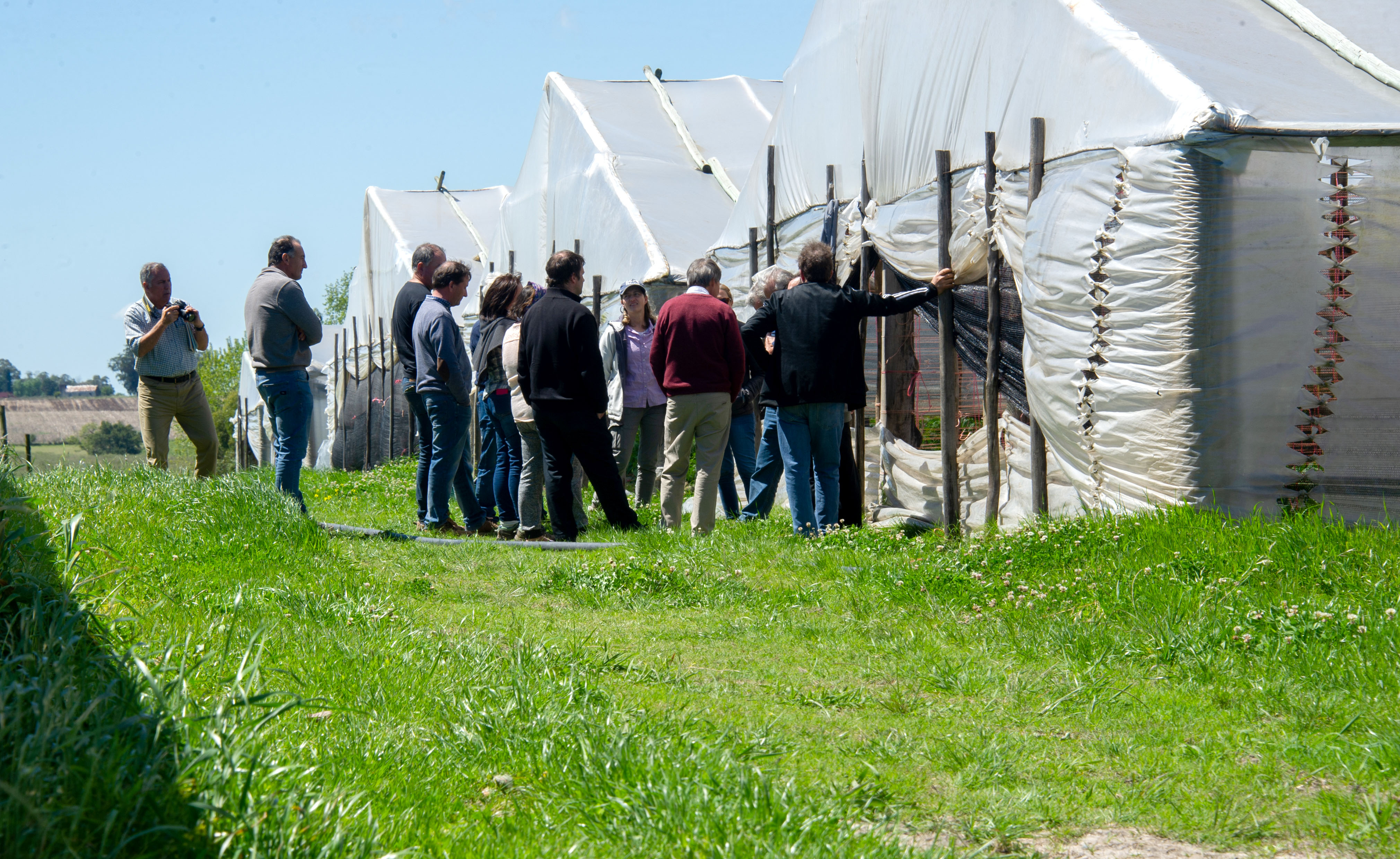 Ministro Enzo Benech visita una cooperativa agraria de productores de Canelones