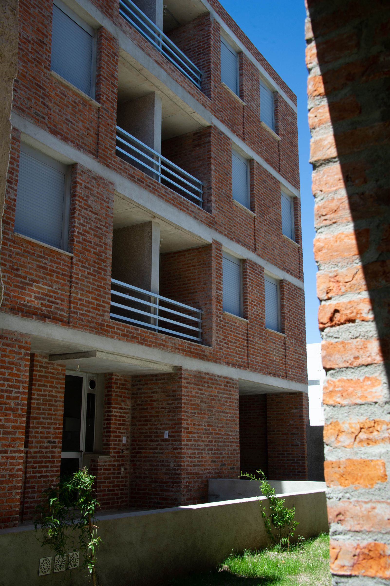 Director nacional de Vivienda, Salvador Schelotto, participó, en Durazno, de la entrega del complejo habitacional Armonía Somers, de 20 apartamentos