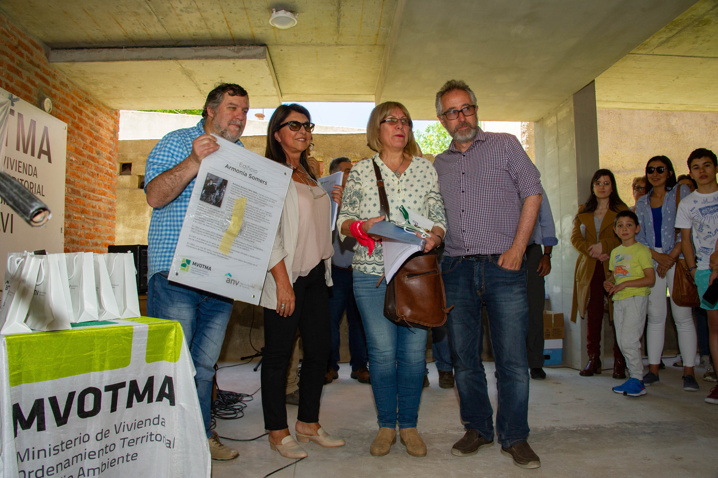 Director nacional de Vivienda, Salvador Schelotto, participó, en Durazno, de la entrega del complejo habitacional Armonía Somers, de 20 apartamentos