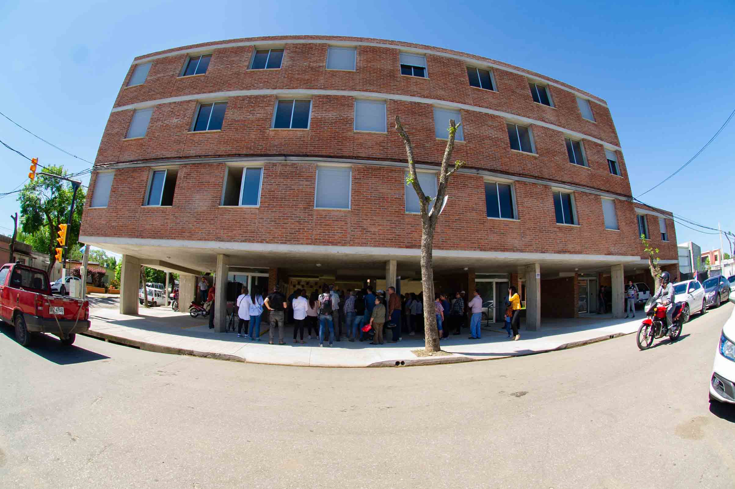 Director nacional de Vivienda, Salvador Schelotto, participó, en Durazno, de la entrega del complejo habitacional Armonía Somers, de 20 apartamentos