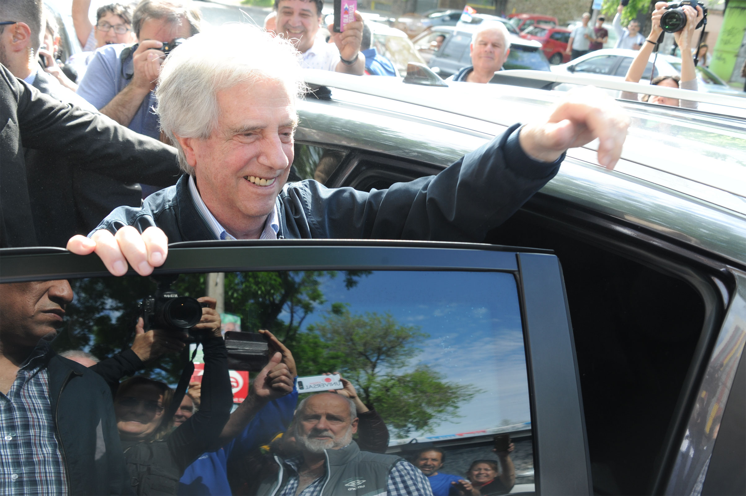 Presidente Tabaré Vázquez se retira luego de votar