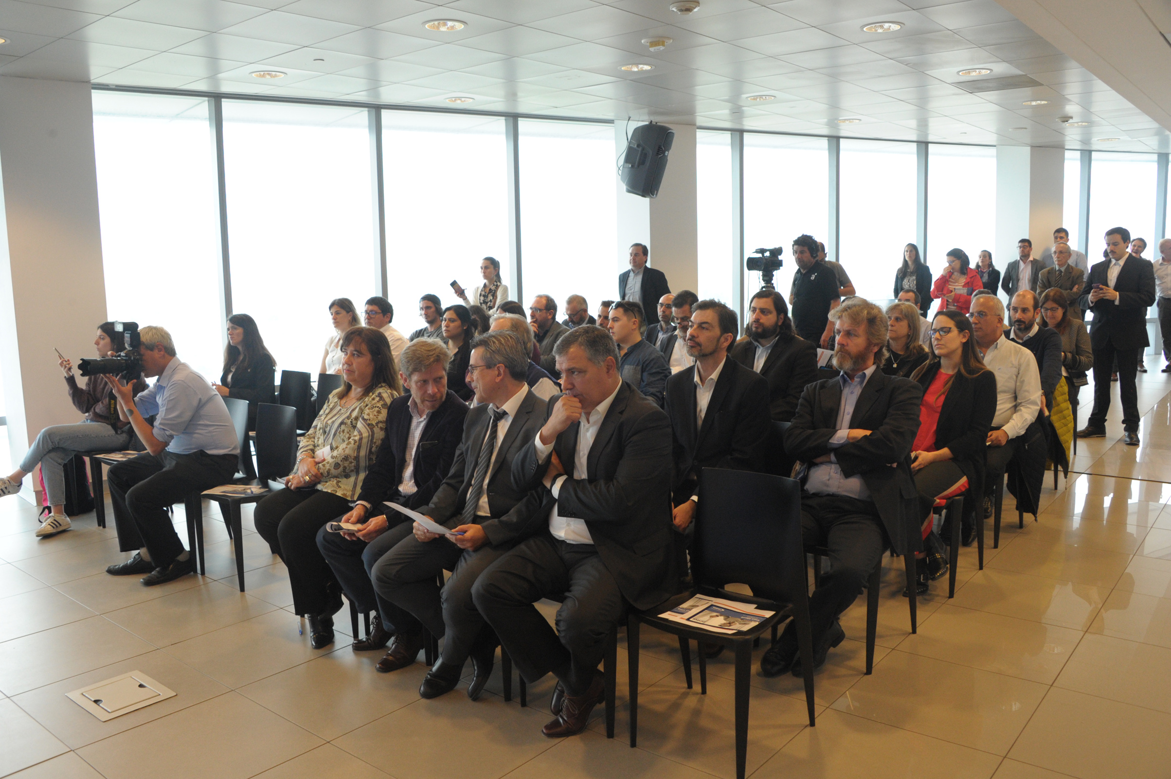 Asistentes a lanzamiento de servicio de comunicación unificada para pymes