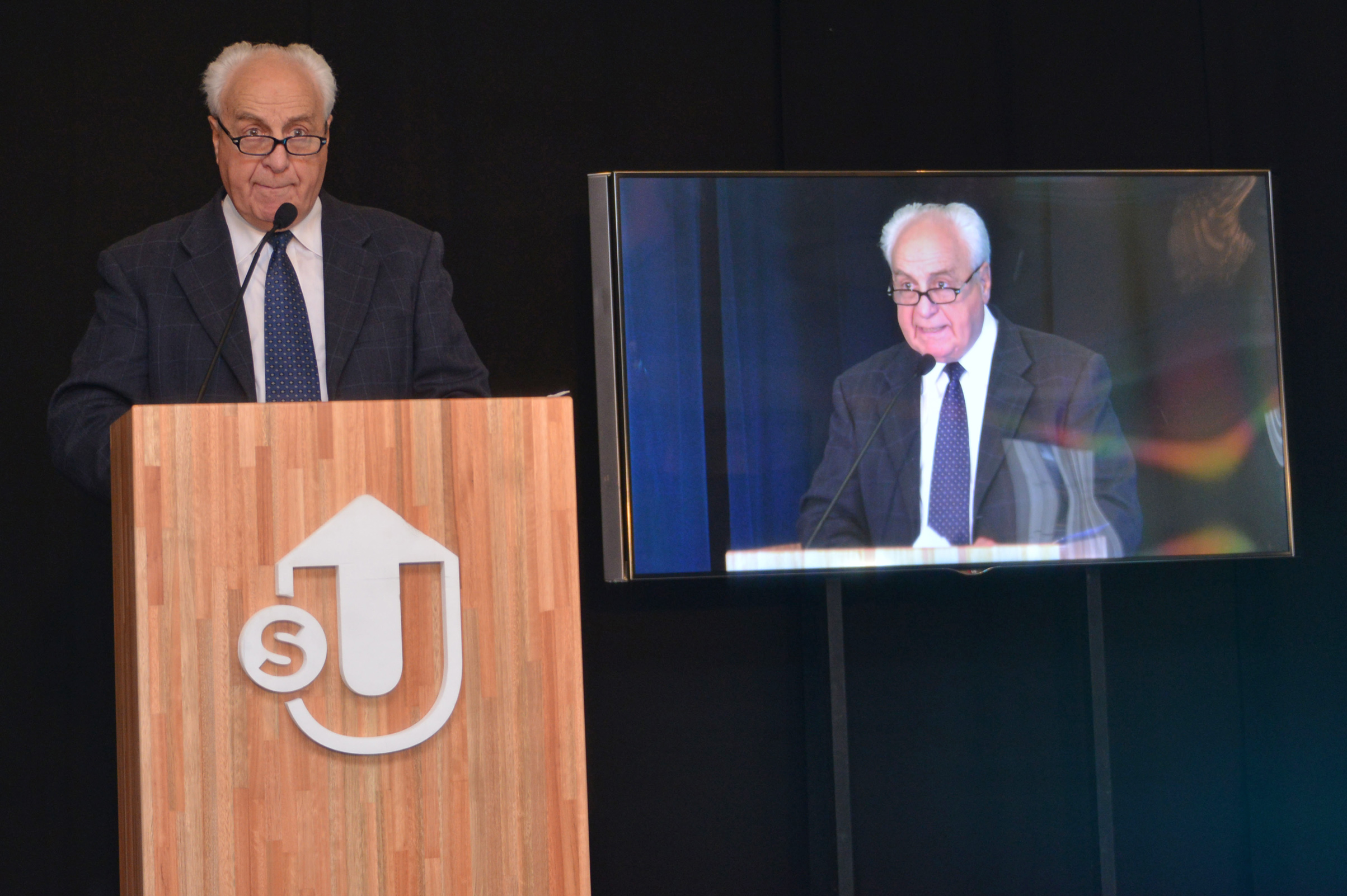 Ministro Víctor Rossi disertó en Desayunos de Trabajo