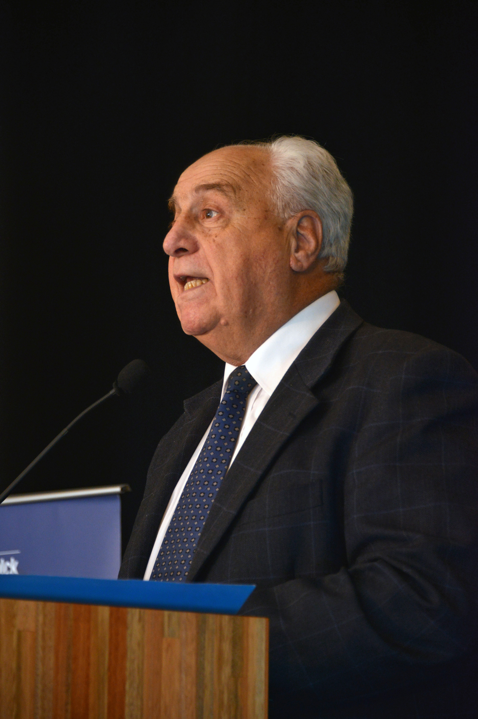 Ministro Víctor Rossi disertó en Desayunos de Trabajo