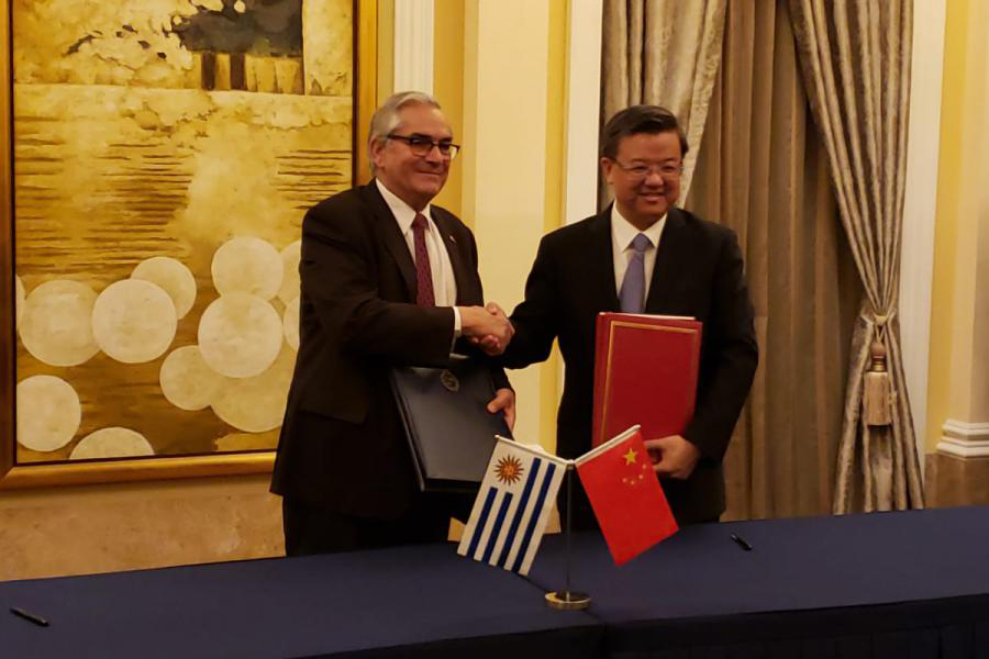 Ministro de Ganadería, Agricultura y Pesca, Enzo Benech, junto al ministro de Aduanas chino, Ni Yuefeng