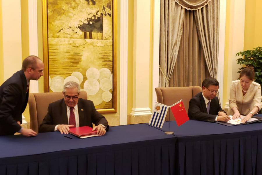 Ministro de Ganadería, Agricultura y Pesca, Enzo Benech, junto al ministro de Aduanas chino, Ni Yuefeng