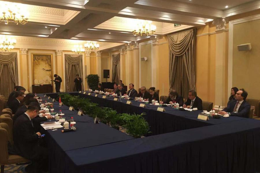 Ministro de Ganadería, Agricultura y Pesca, Enzo Benech, junto al ministro de Aduanas chino, Ni Yuefeng