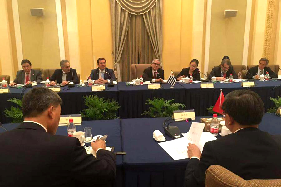 Ministro de Ganadería, Agricultura y Pesca, Enzo Benech, junto al ministro de Aduanas chino, Ni Yuefeng