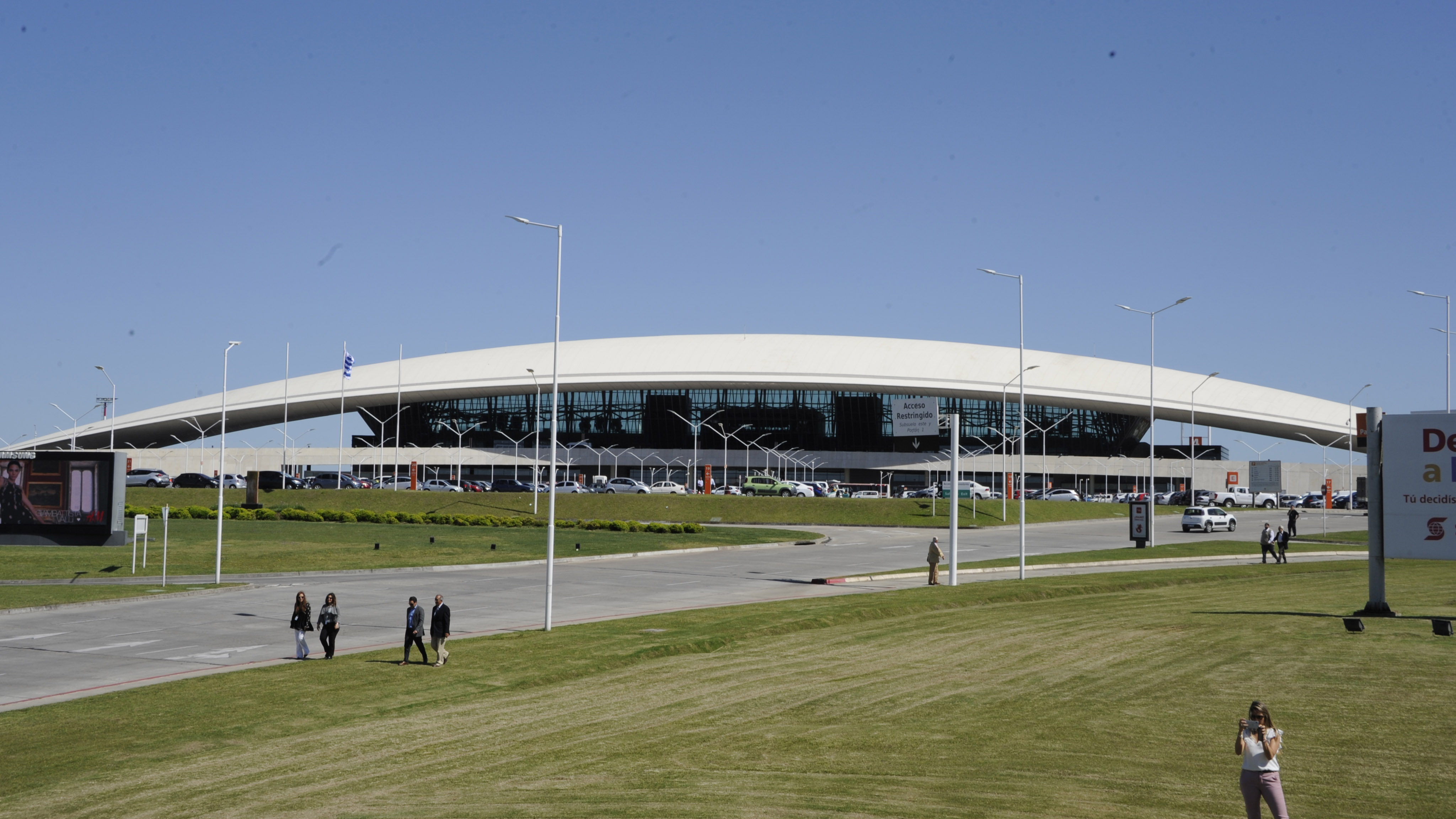 Inauguración del mural “Uruguay al mundo”, ubicado en el viaducto frente al ingreso al aeropuerto de Carrasco