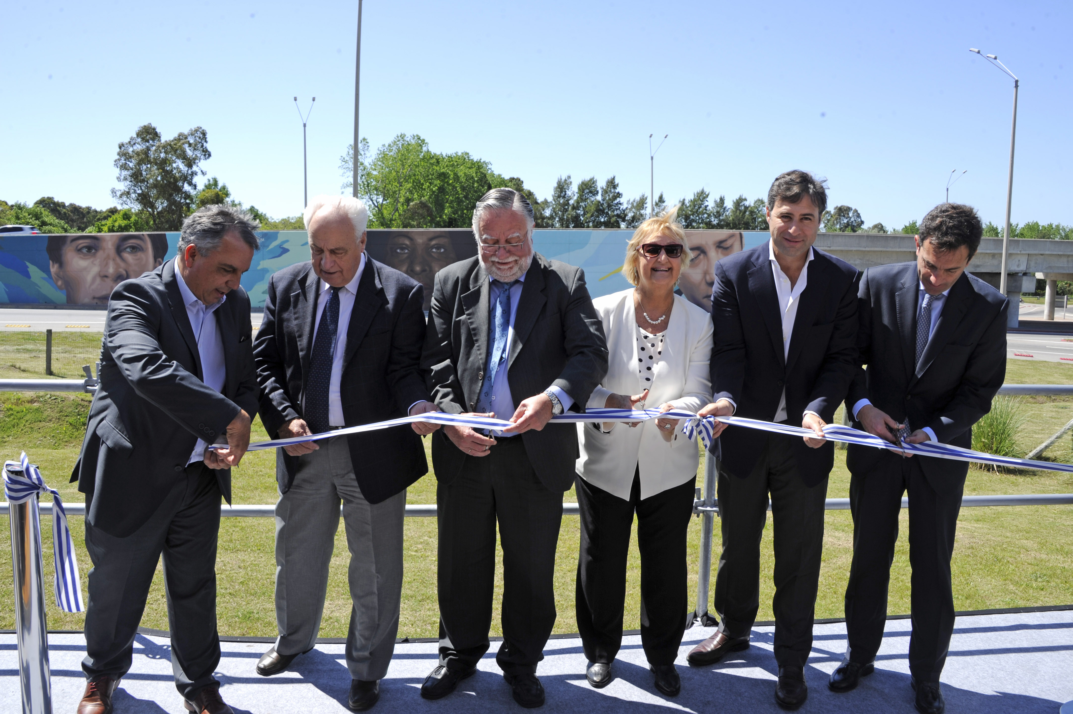 Autoridades en corte de cinta inaugural