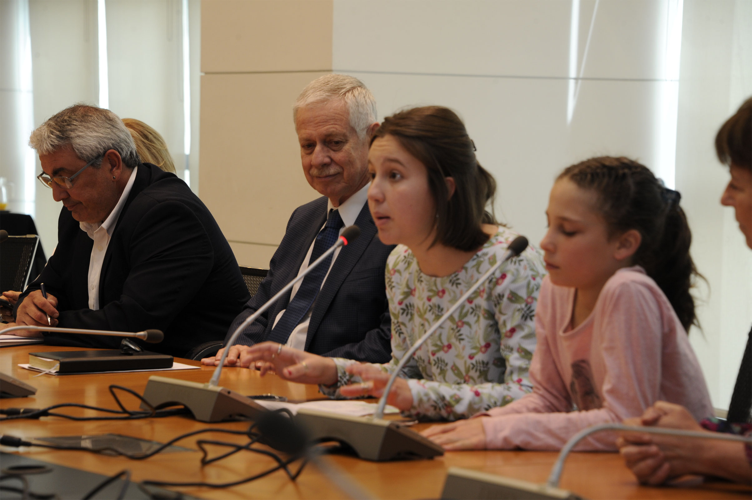 Niños y jóvenes participaron en el Consejo de Ministros