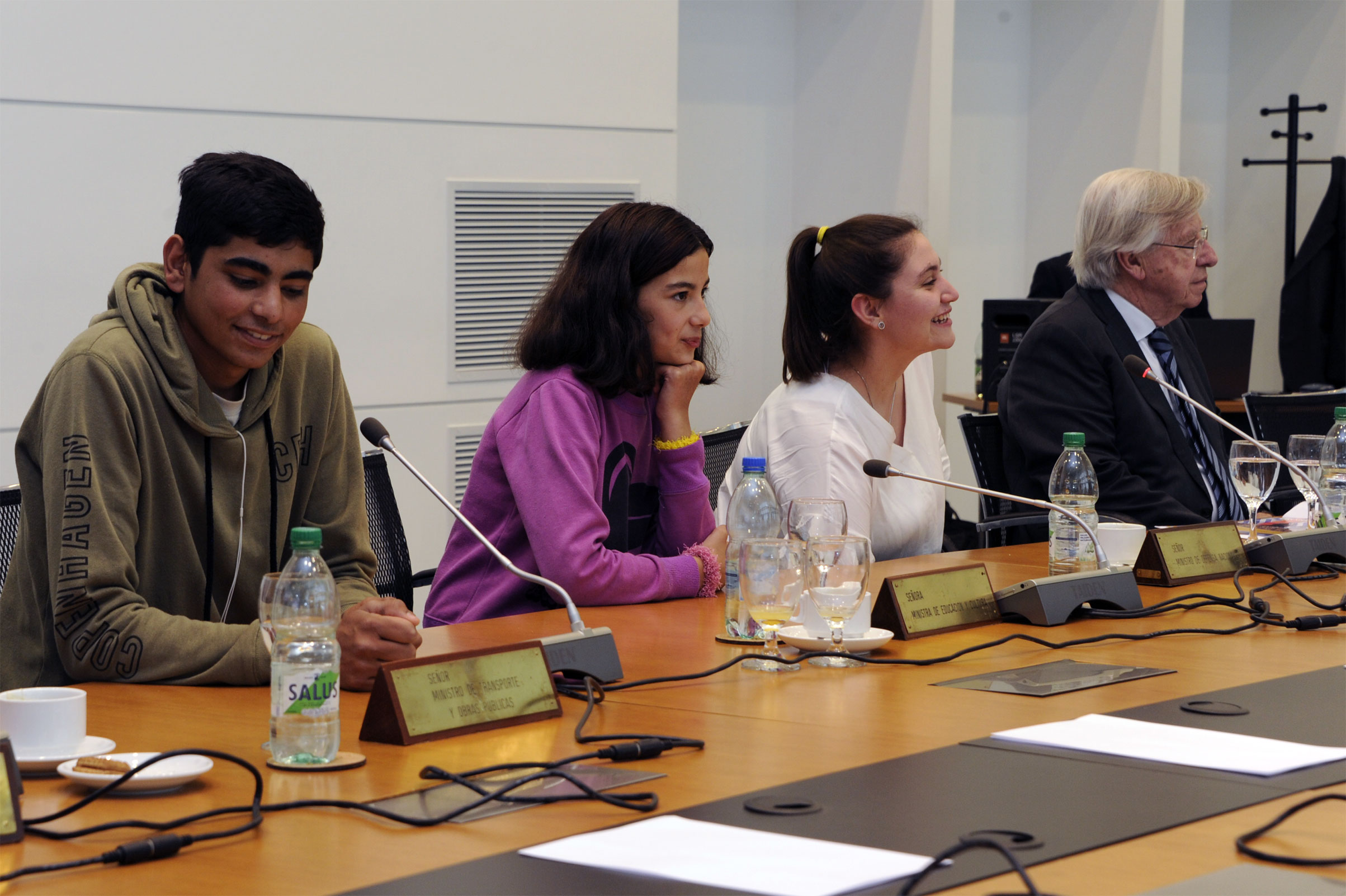 Niños y jóvenes participaron en el Consejo de Ministros