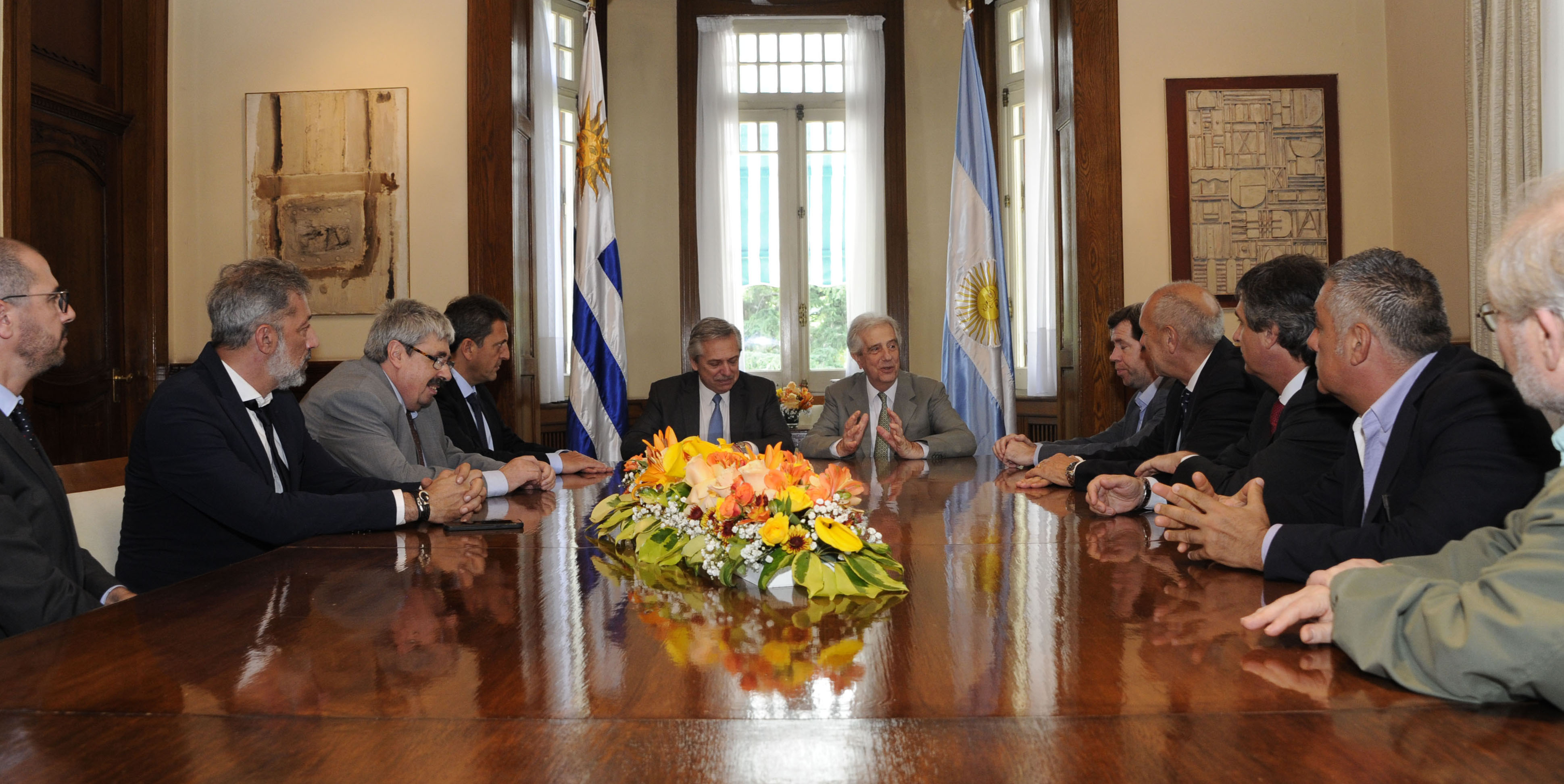 Reunión entre Tabaré Vázquez y Alberto Fernández, acompañados por representantes del Gobierno