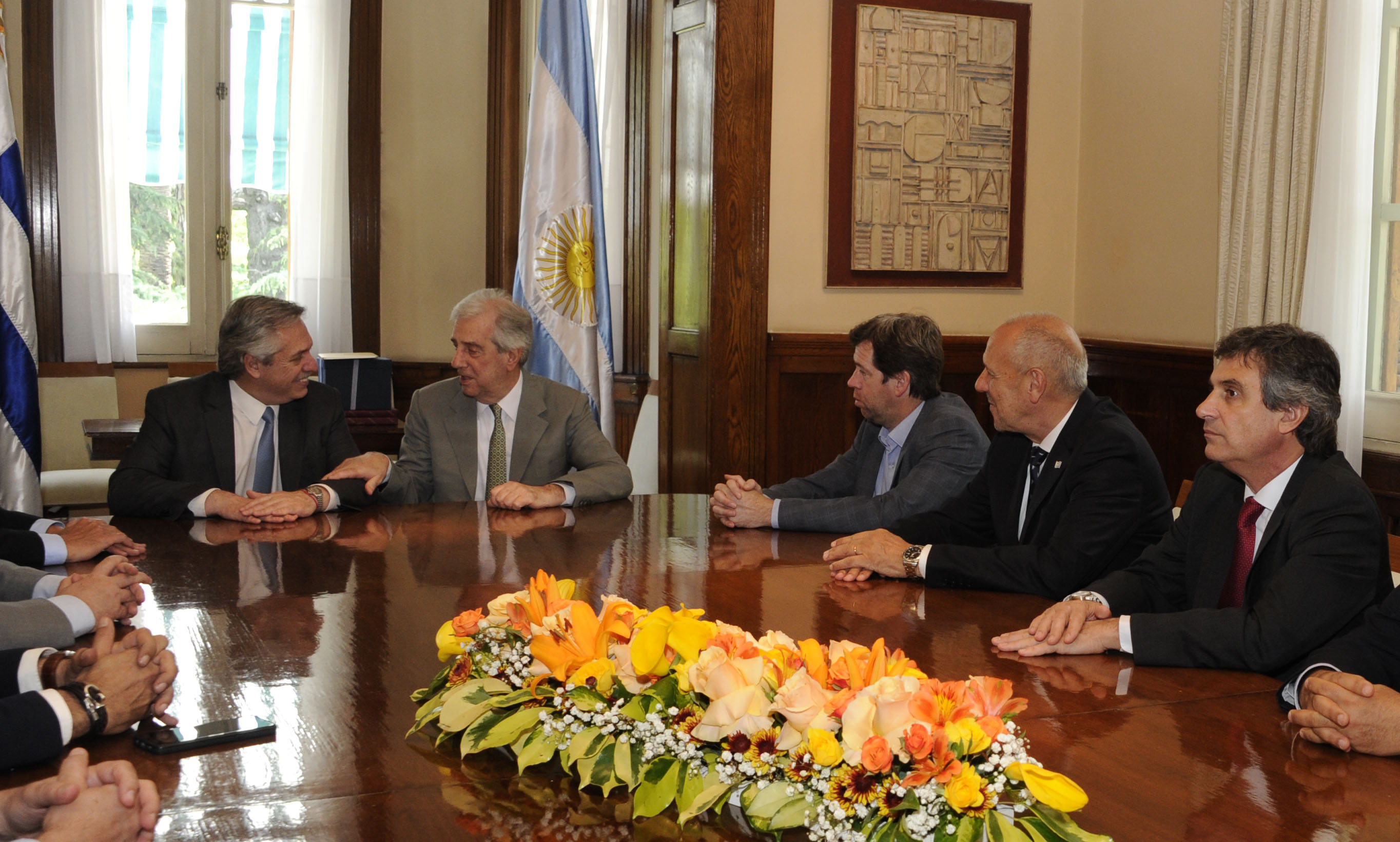 Reunión entre Tabaré Vázquez y Alberto Fernández, acompañados de representantes del Gobierno